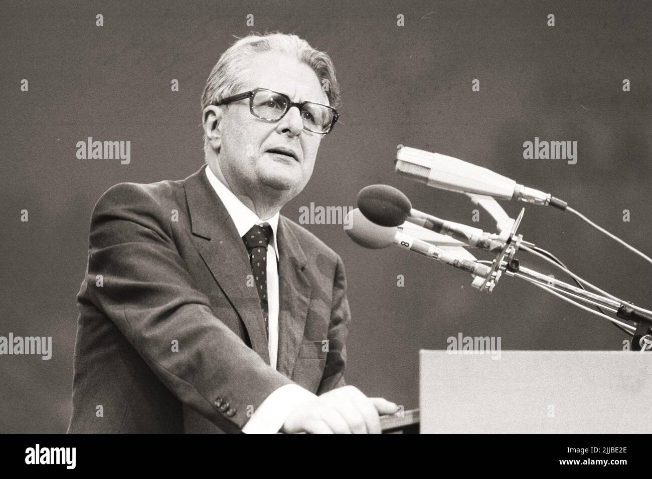 Der deutsche SPD Politiker Hans-Jochen Vogel hält eine Rede während einer SPD Pressekonferenz 1983 a Köln. Foto Stock