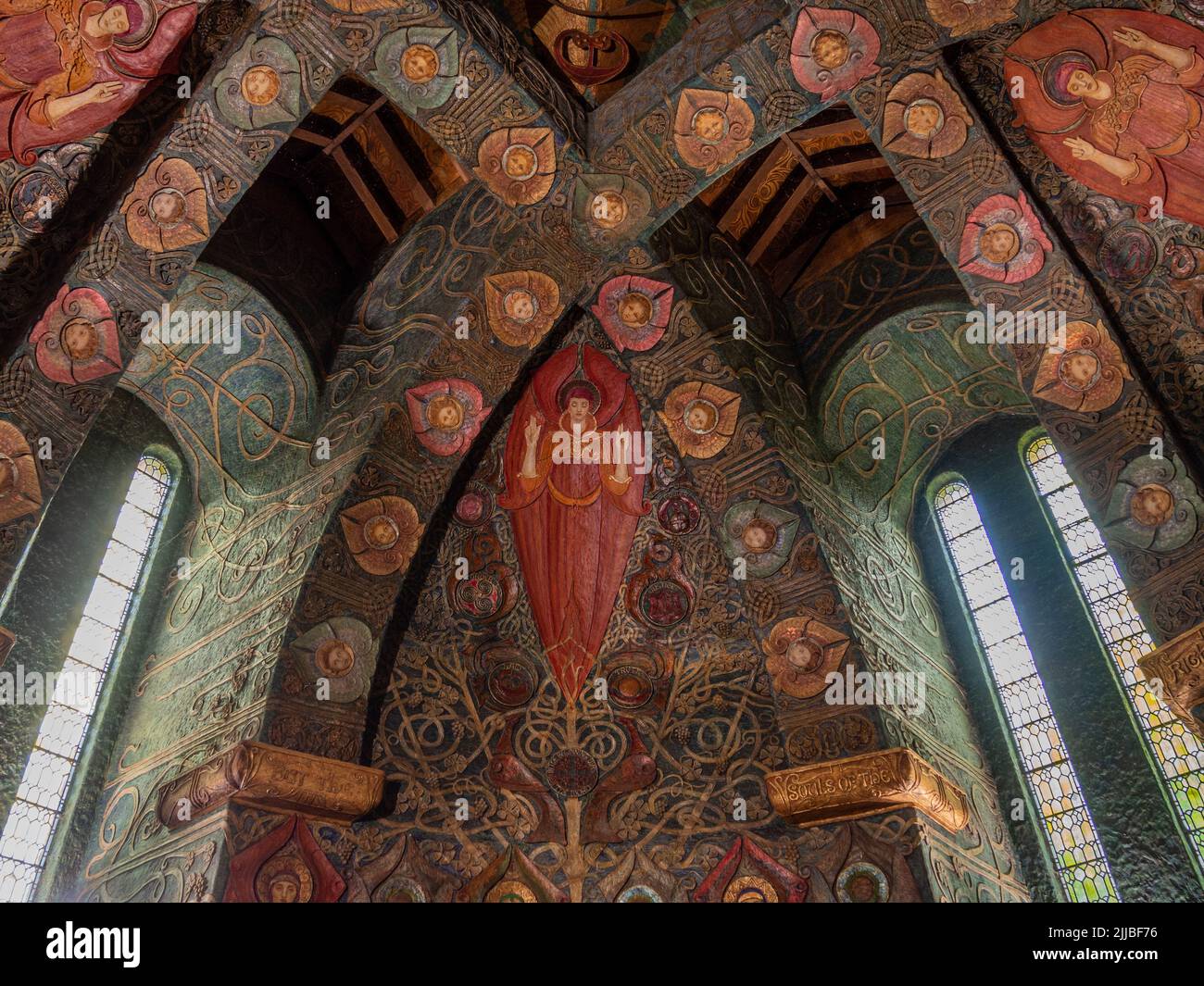 Interni altamente decorati in stile Arts and Crafts, della Watts Chapel, Compton, vicino a Guildford, Surrey, Regno Unito Foto Stock