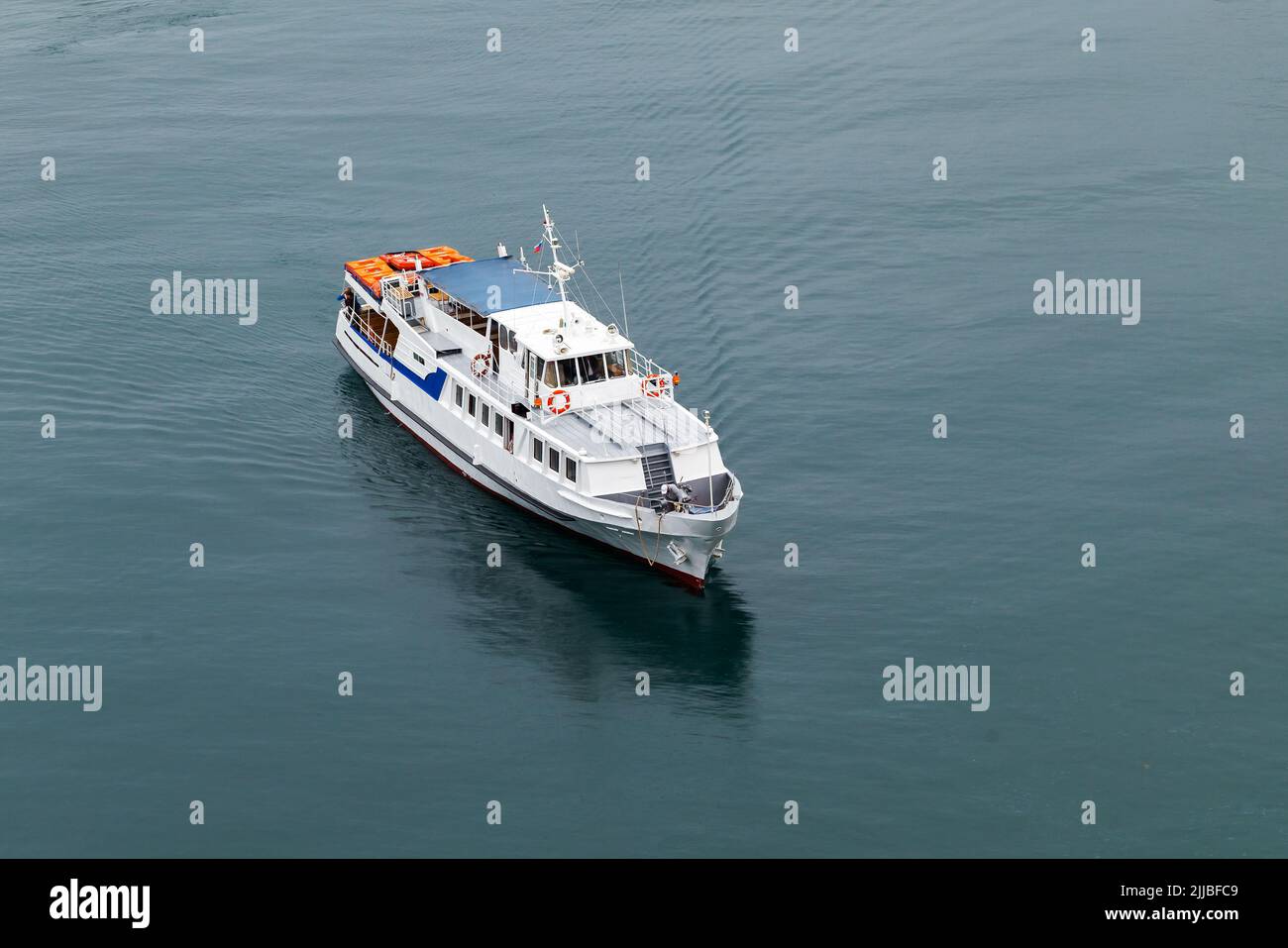L'imbarcazione passeggeri naviga sul Mar Nero, vista aerea Foto Stock