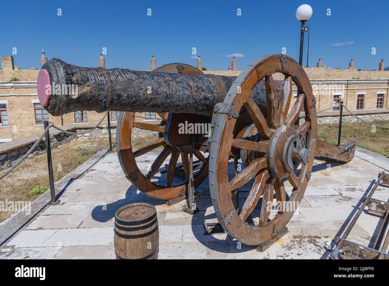 Assedio cannone nella vecchia fortezza veneziana nella città di Corfù, su un'isola greca di Corfù Foto Stock