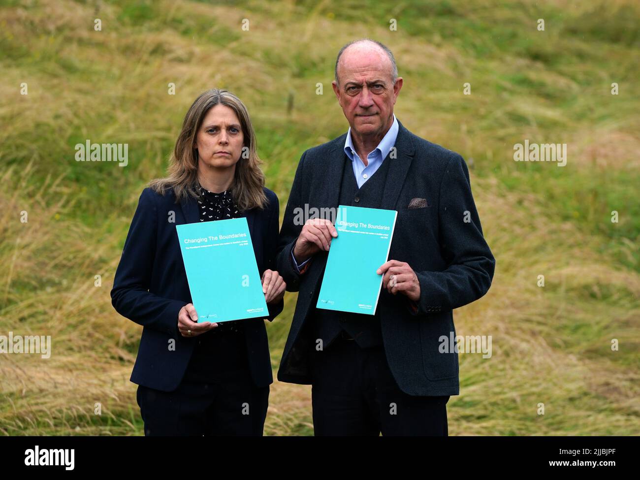 Louise Tideswell, Managing Director, Plan4Sport (a sinistra) e Stewart Harris, Chief Executive, Sportscotland prima di una conferenza stampa presso lo Stirling Court Hotel di Stirling. L'intero consiglio di amministrazione di Cricket Scotland si è dimesso prima della pubblicazione di un rapporto indipendente che delineasse il razzismo istituzionale all'interno dell'organismo sportivo e di governo. I membri del consiglio di amministrazione affermano di aver fatto un passo indietro per consentire la creazione di nuove strutture di governance al fine di attuare le raccomandazioni della relazione. Data foto: Lunedì 25 luglio 2022. Foto Stock