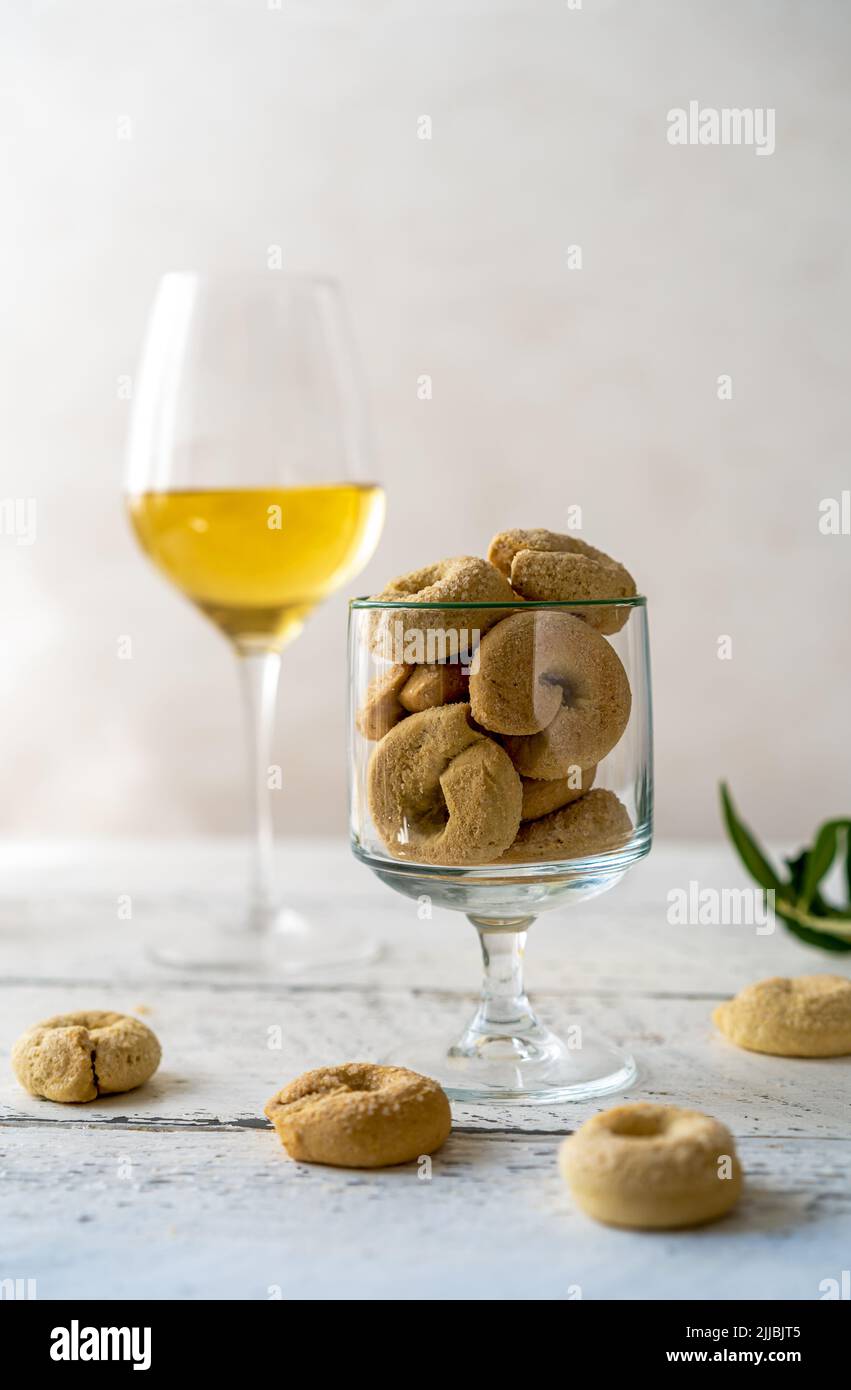 Dolci biscotti italiani Taralli a base di vino bianco, zucchero, olio d'oliva, uova e farina Foto Stock