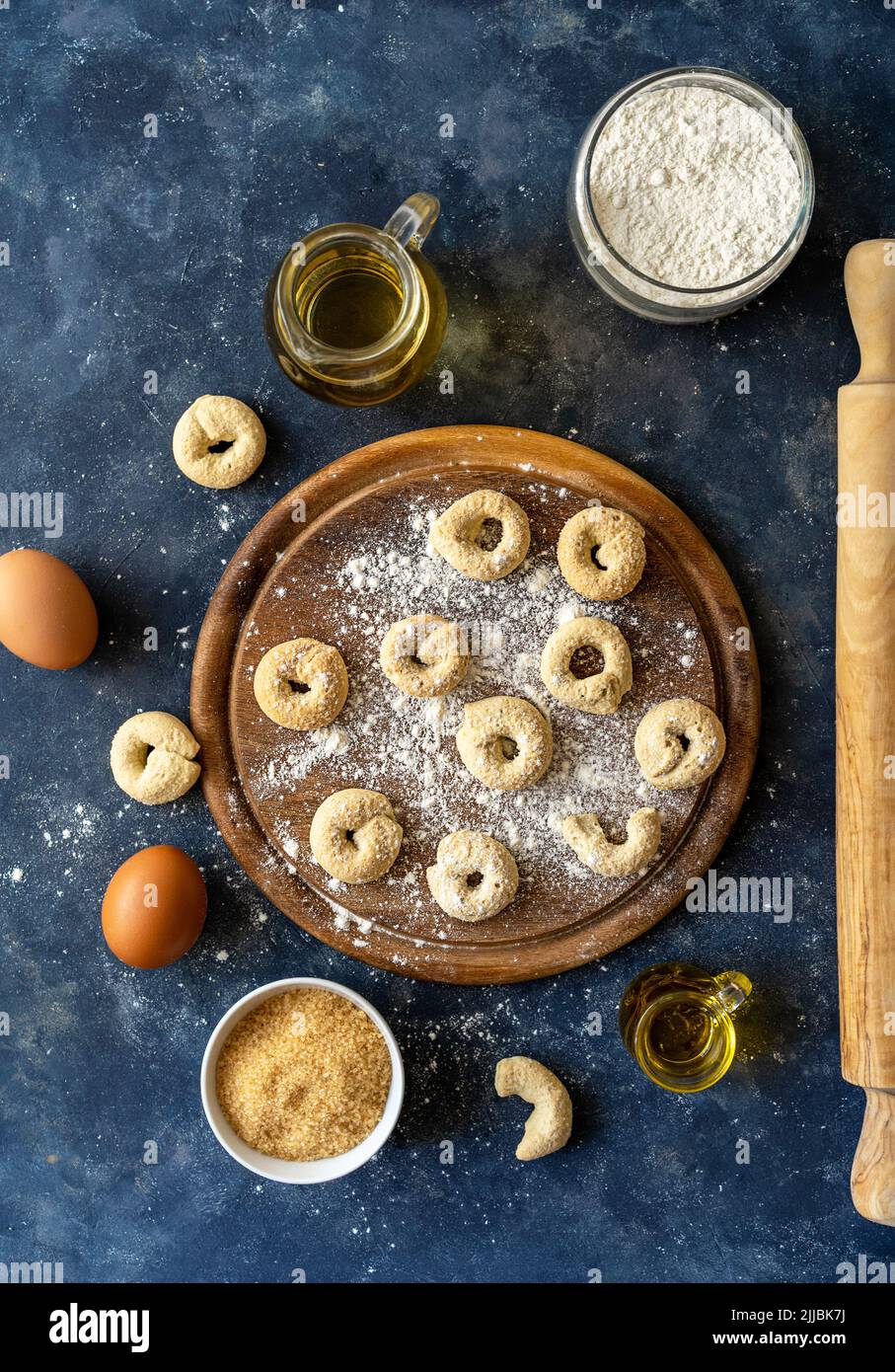 Dolci biscotti italiani Taralli o Tarallini a base di vino bianco, zucchero, olio d'oliva, uova e farina Foto Stock