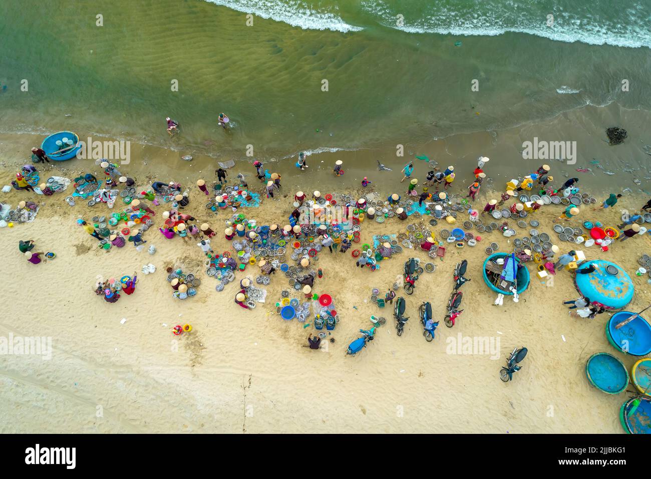 MUI ne mercato del pesce visto dall'alto, il mercato mattutino in un villaggio di pescatori costiero per acquistare e vendere frutti di mare per le province centrali del Vietnam Foto Stock