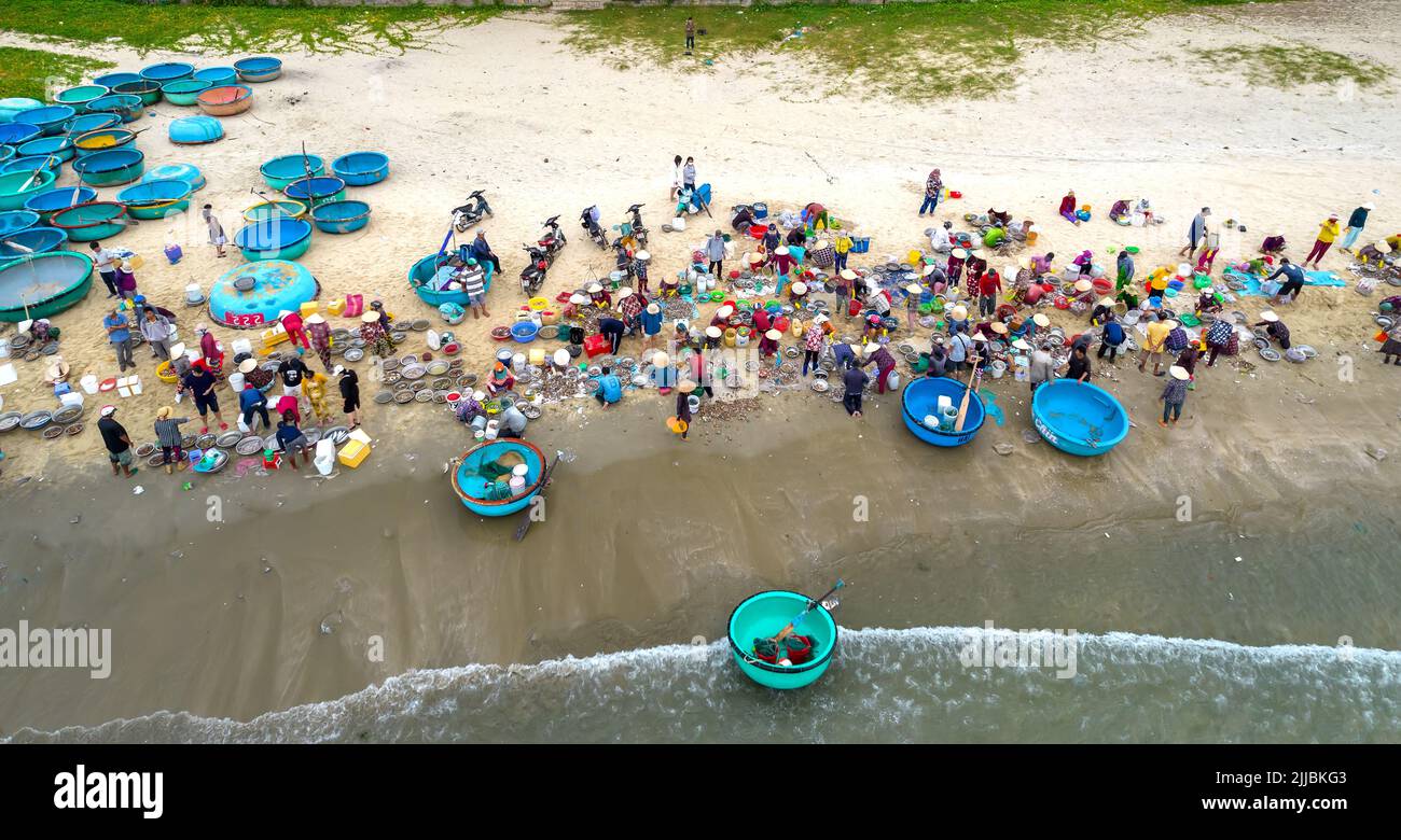 MUI ne mercato del pesce visto dall'alto, il mercato mattutino in un villaggio di pescatori costiero per acquistare e vendere frutti di mare per le province centrali del Vietnam Foto Stock