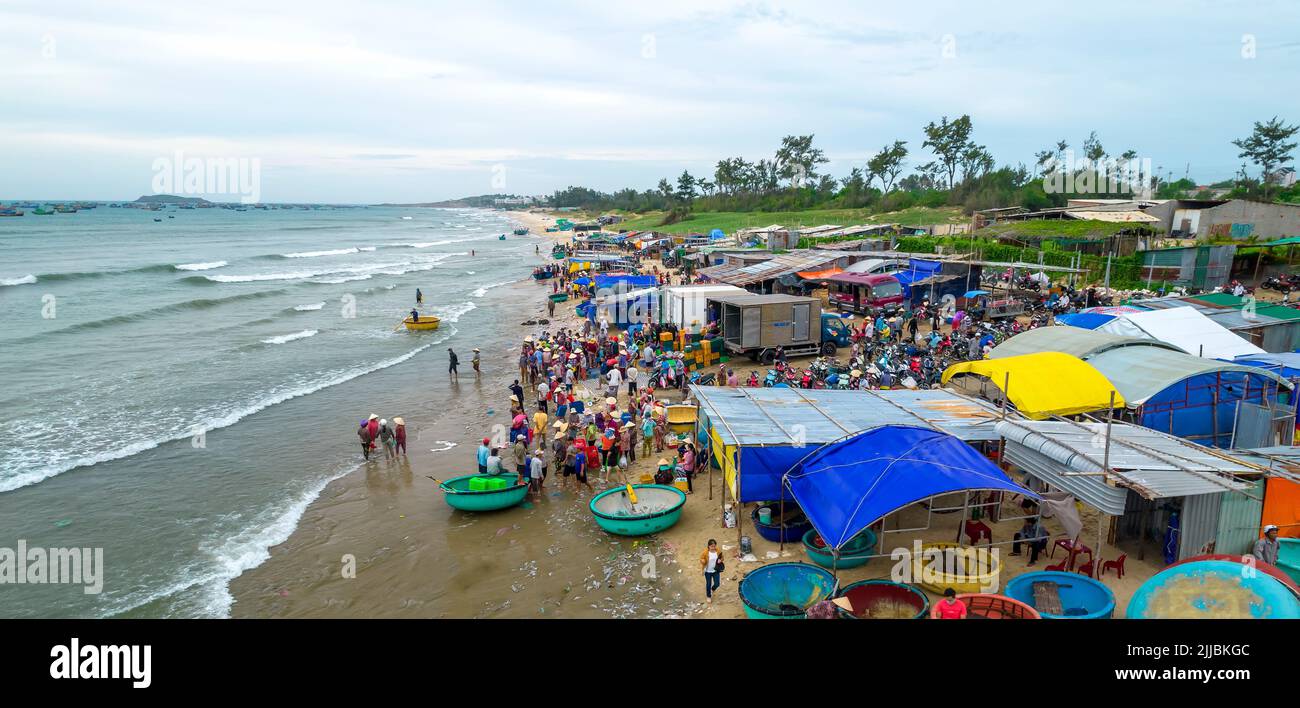 MUI ne mercato del pesce visto dall'alto, il mercato mattutino in un villaggio di pescatori costiero per acquistare e vendere frutti di mare per le province centrali del Vietnam Foto Stock