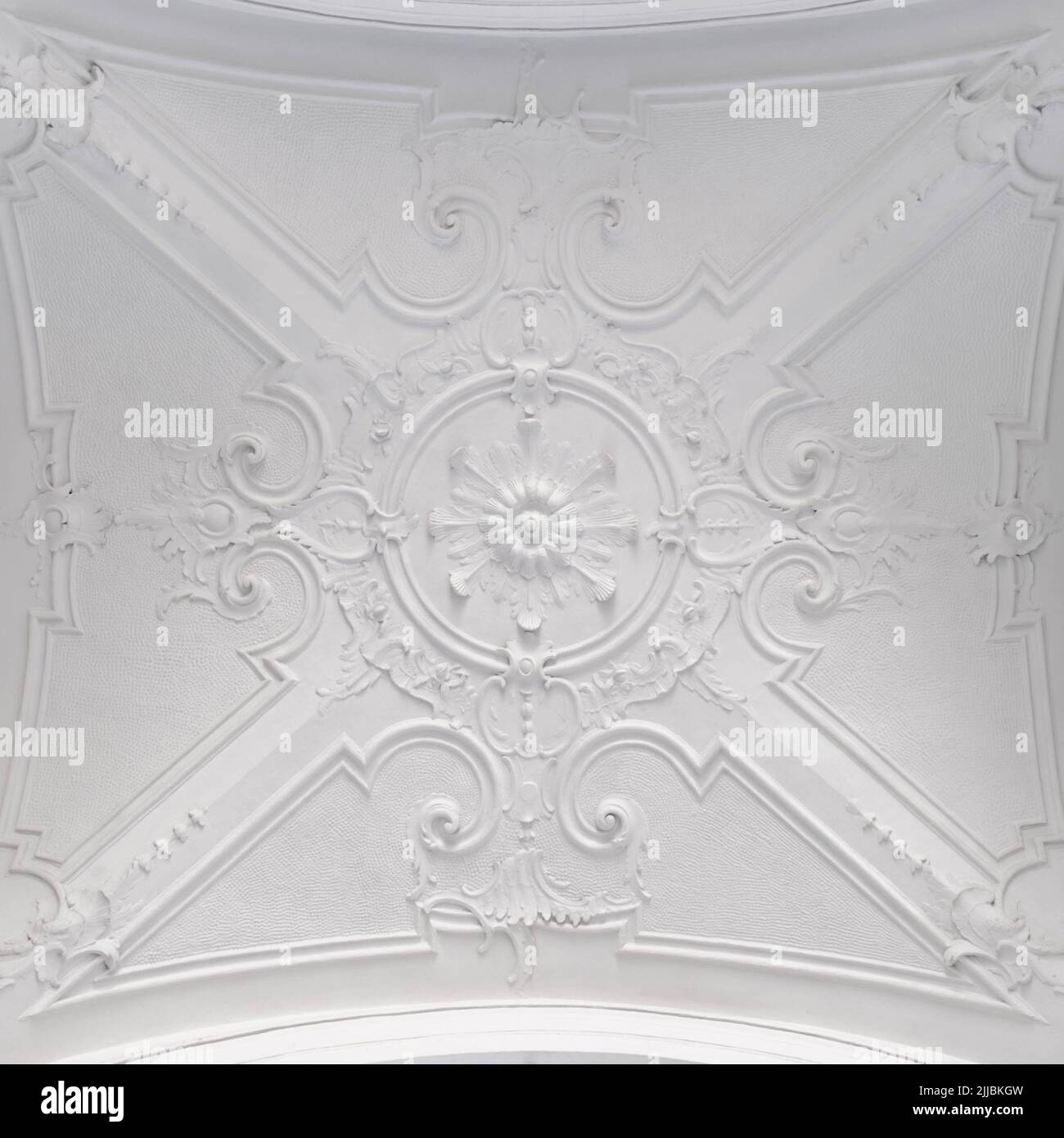 Elemento decorativo presa da soffitto in gesso bianco. Rilievo interno stucco Foto Stock