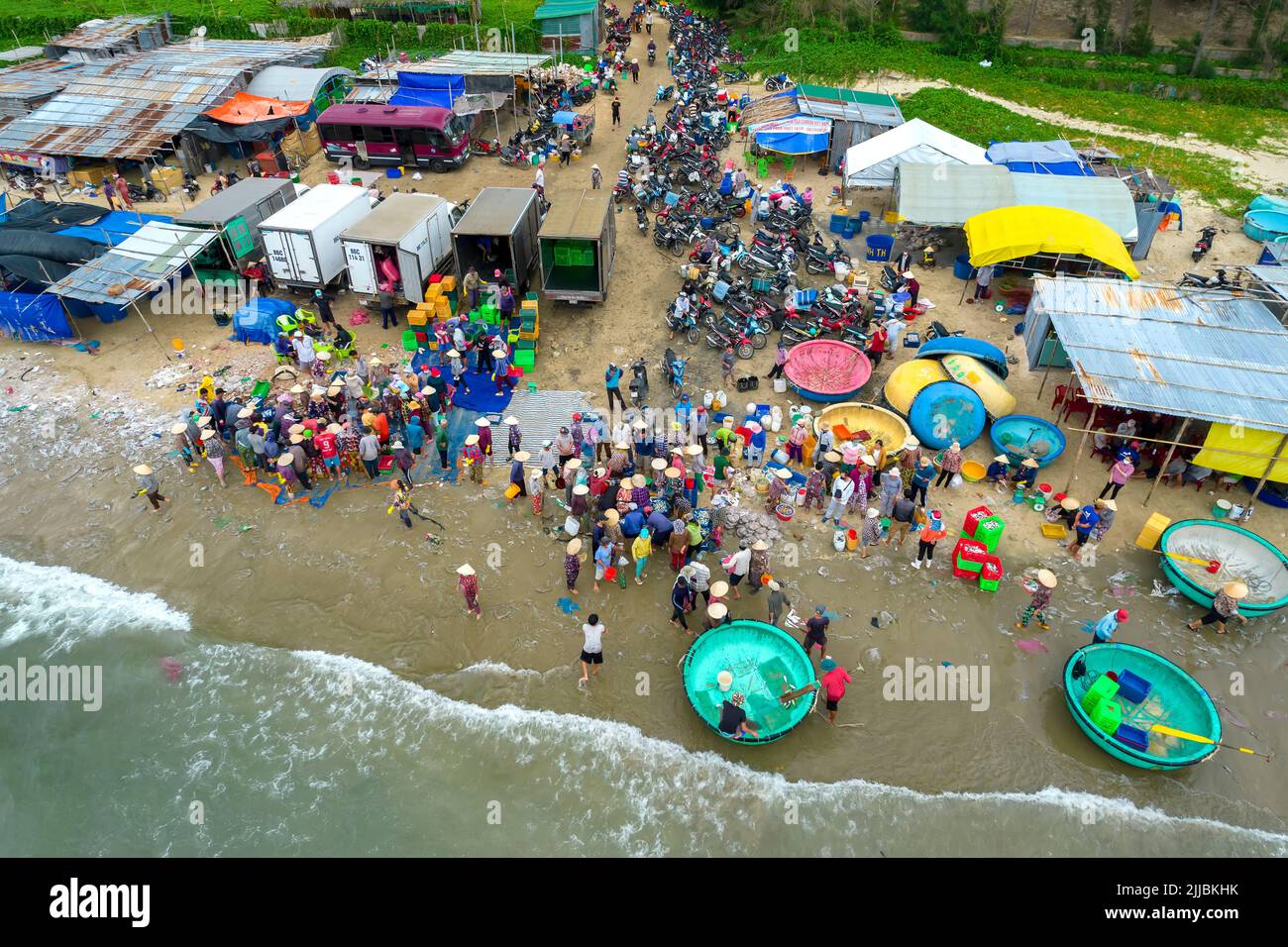 MUI ne mercato del pesce visto dall'alto, il mercato mattutino in un villaggio di pescatori costiero per acquistare e vendere frutti di mare per le province centrali del Vietnam Foto Stock