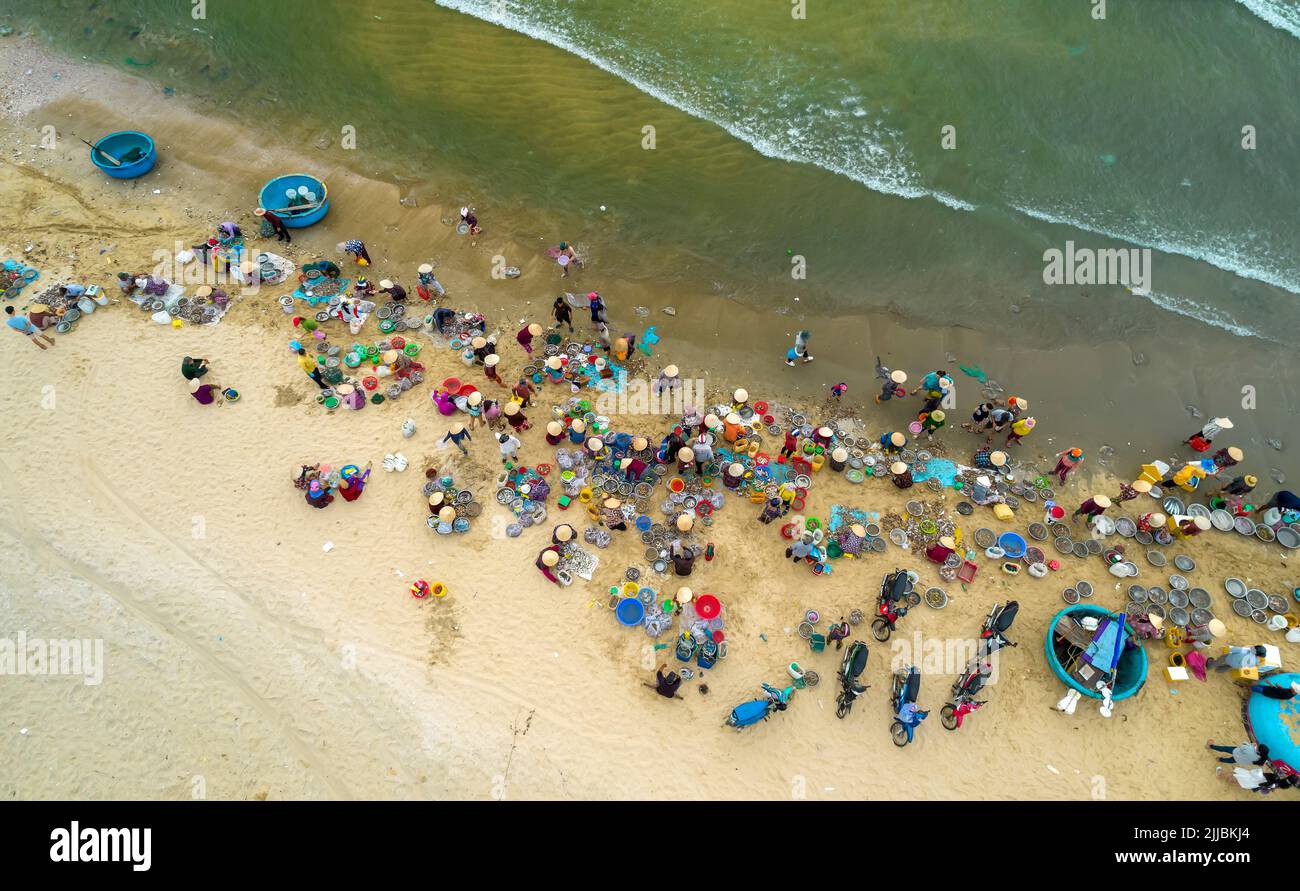 MUI ne mercato del pesce visto dall'alto, il mercato mattutino in un villaggio di pescatori costiero per acquistare e vendere frutti di mare per le province centrali del Vietnam Foto Stock