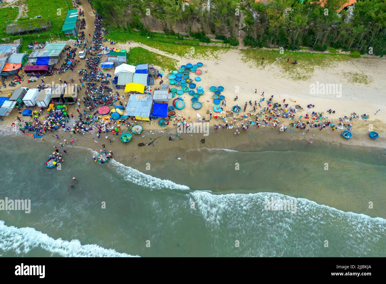 MUI ne mercato del pesce visto dall'alto, il mercato mattutino in un villaggio di pescatori costiero per acquistare e vendere frutti di mare per le province centrali del Vietnam Foto Stock