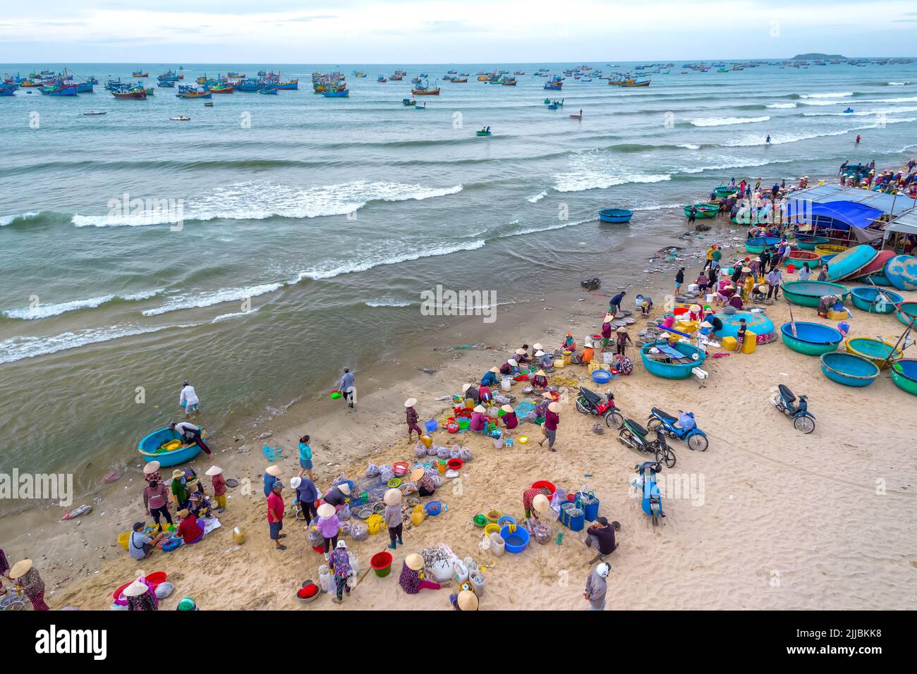 MUI ne mercato del pesce visto dall'alto, il mercato mattutino in un villaggio di pescatori costiero per acquistare e vendere frutti di mare per le province centrali del Vietnam Foto Stock