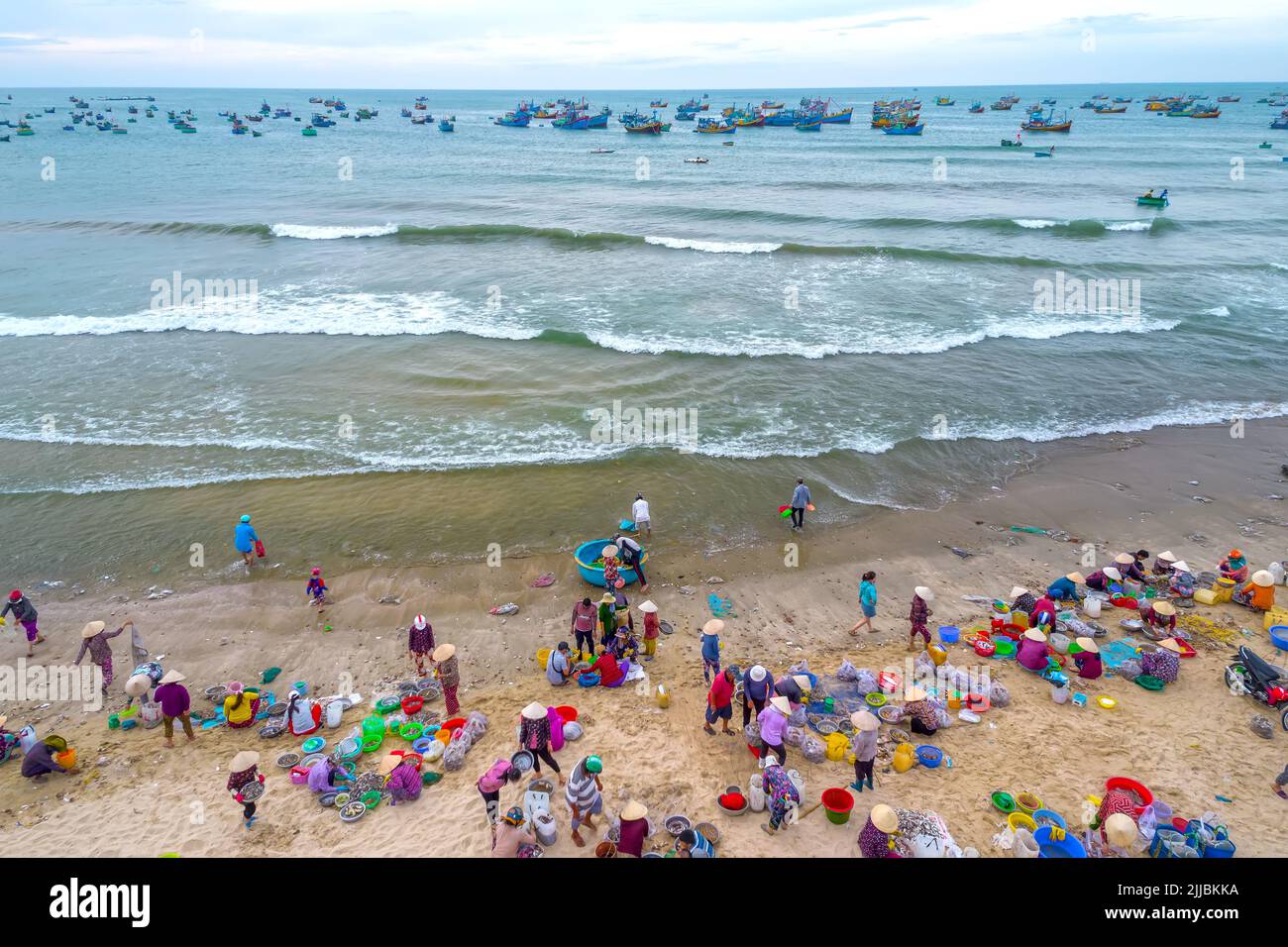 MUI ne mercato del pesce visto dall'alto, il mercato mattutino in un villaggio di pescatori costiero per acquistare e vendere frutti di mare per le province centrali del Vietnam Foto Stock