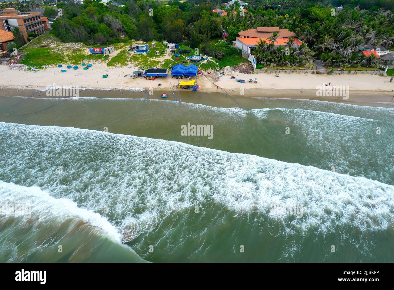 MUI ne mercato del pesce visto dall'alto, il mercato mattutino in un villaggio di pescatori costiero per acquistare e vendere frutti di mare per le province centrali del Vietnam Foto Stock