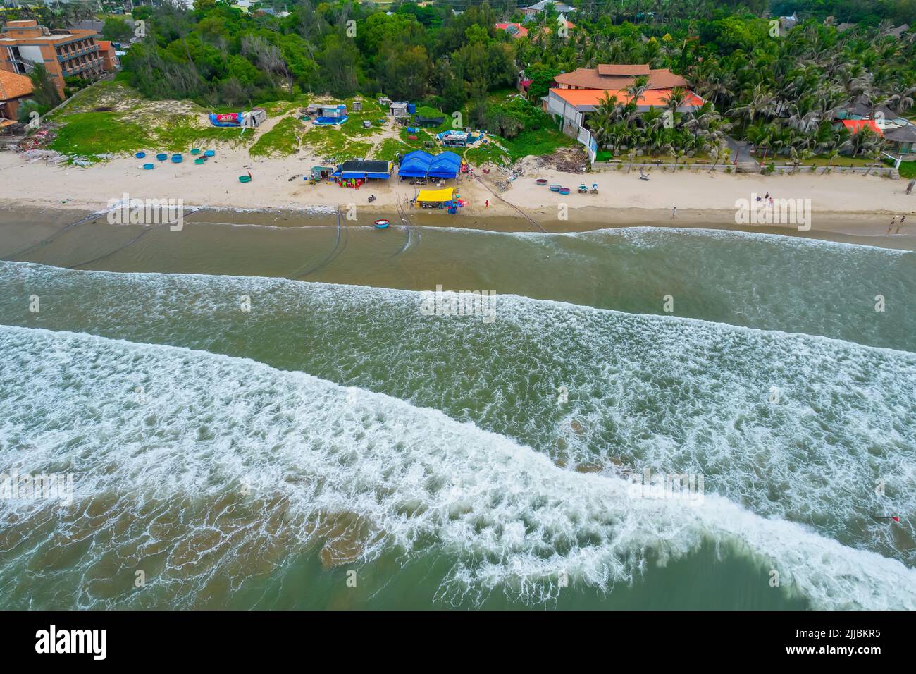 MUI ne mercato del pesce visto dall'alto, il mercato mattutino in un villaggio di pescatori costiero per acquistare e vendere frutti di mare per le province centrali del Vietnam Foto Stock