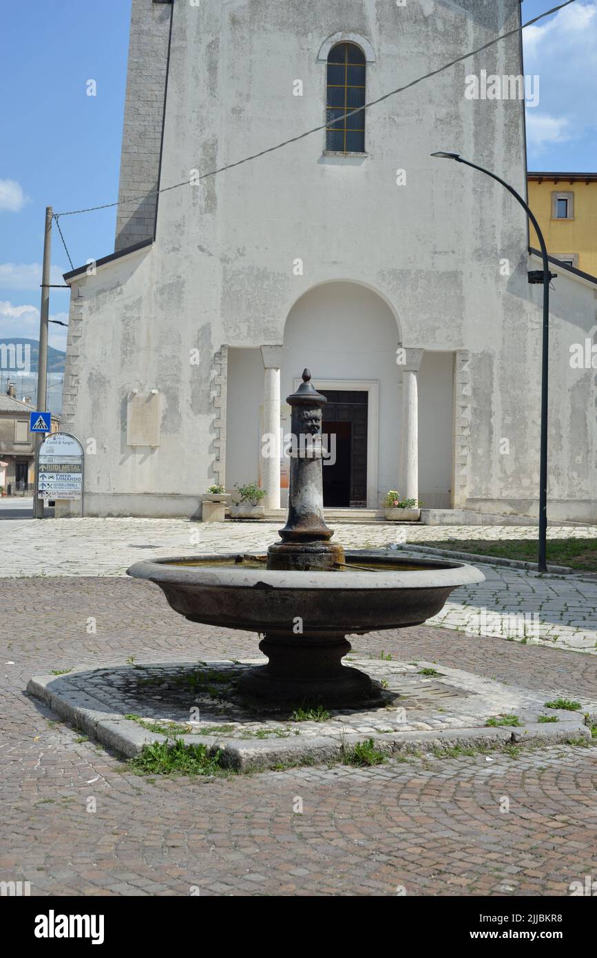 Una fontana pubblica di fronte alla chiesa di san nicola di bari a castel di sangro, italia Foto Stock