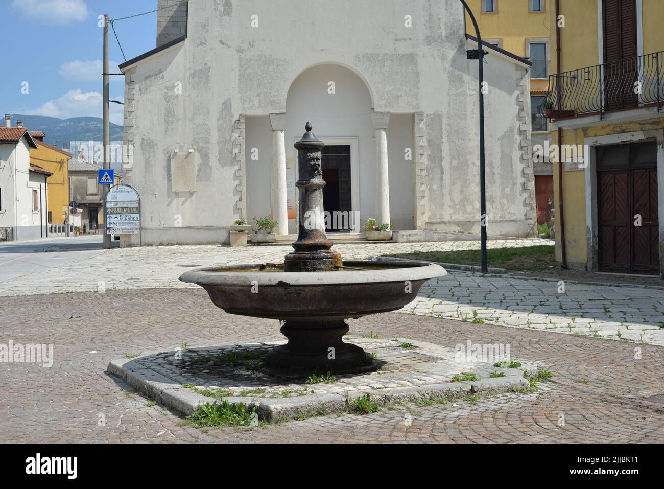 Una fontana pubblica di fronte alla chiesa di san nicola di bari a castel di sangro, italia Foto Stock