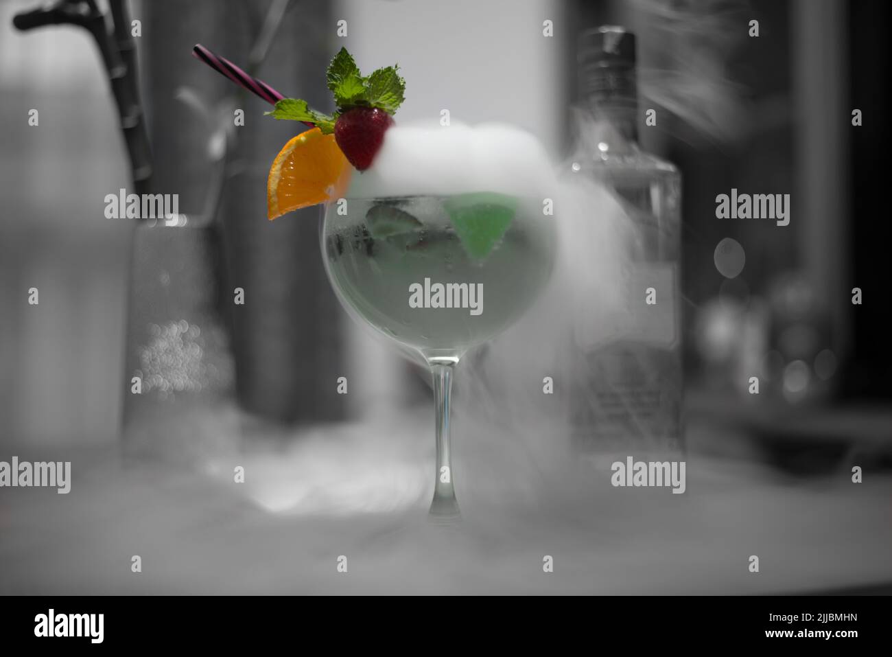 Serata rilassante sorseggiando uno speciale cocktail grigio con gli amici. Cocktail magico. Foto Stock