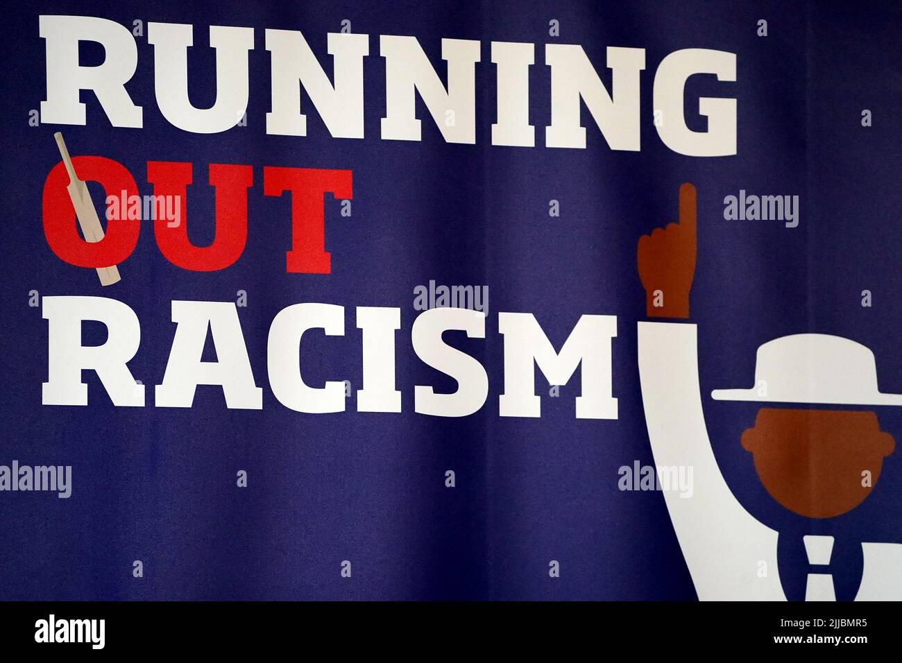 Una visione generale di una bandiera di corsa fuori del razzismo prima di una conferenza stampa all'Hotel di corte di Stirling, Stirling. L'intero consiglio di amministrazione di Cricket Scotland si è dimesso prima della pubblicazione di un rapporto indipendente che delineasse il razzismo istituzionale all'interno dell'organismo sportivo e di governo. I membri del consiglio di amministrazione affermano di aver fatto un passo indietro per consentire la creazione di nuove strutture di governance al fine di attuare le raccomandazioni della relazione. Data foto: Lunedì 25 luglio 2022. Foto Stock