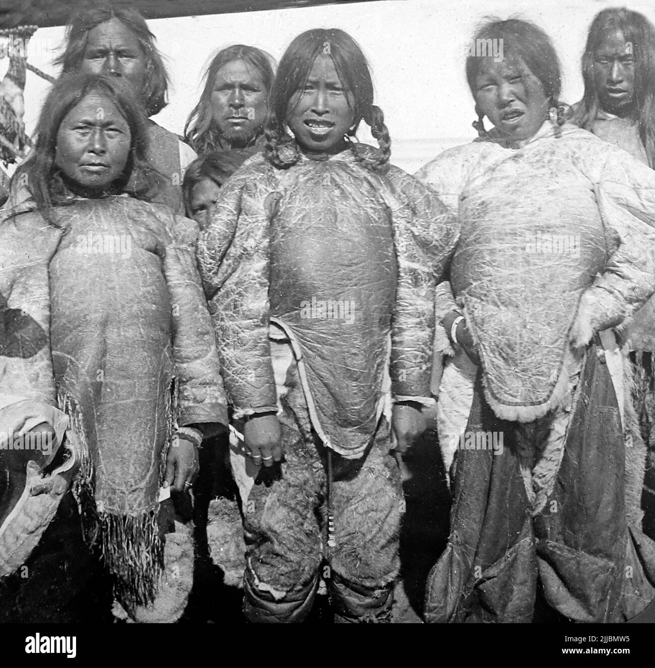 Un gruppo di ragazze inuit, Cape York, Groenlandia, all'inizio del 1900s Foto Stock