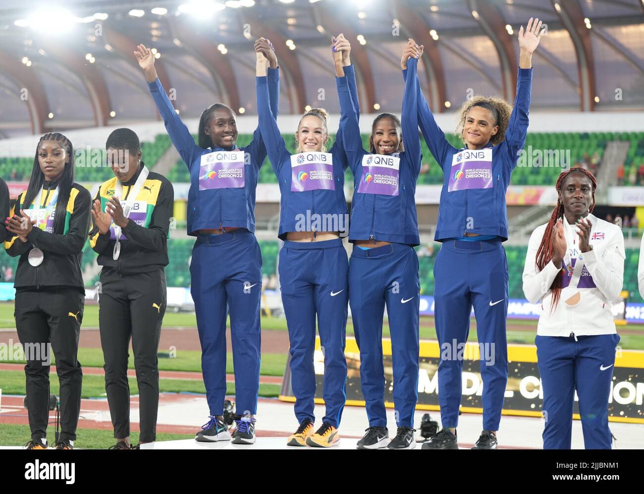 Eugene, Stati Uniti. 24th luglio 2022. I medalisti d'oro Talitha Diggs (3rd L), Abby Steiner (4th L), Britton Wilson (3rd R) e Sydney McLaughlin (2nd R) del Team USA celebrano durante la cerimonia di premiazione del relè 4x400m femminile ai Campionati mondiali di atletica Oregon22 ad Eugene, Oregon, Stati Uniti, il 24 luglio 2022. Credit: WU Xiaoling/Xinhua/Alamy Live News Foto Stock