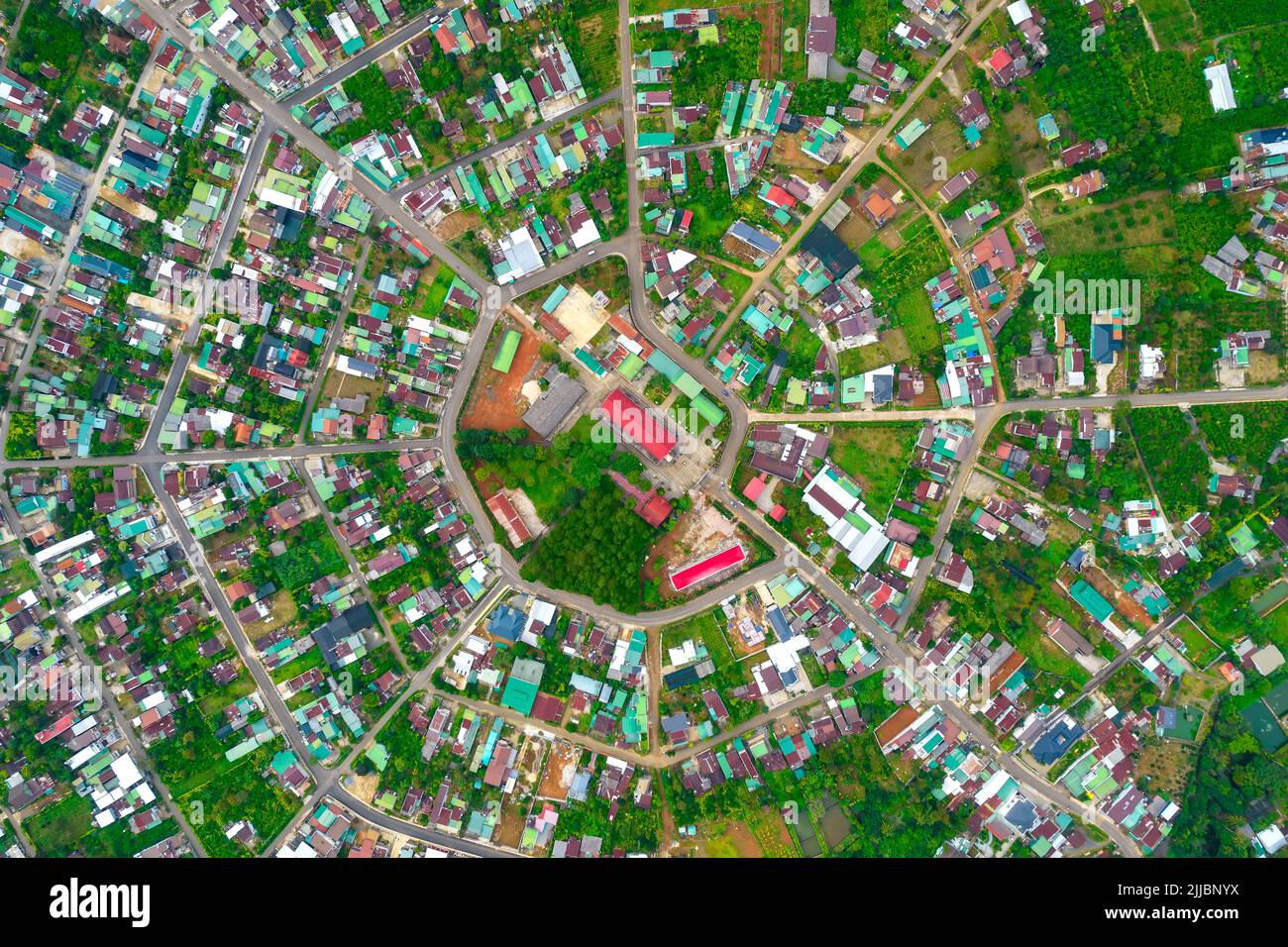 Zona residenziale nella città di Bao Loc, Vietnam visto dall'alto con il centro che è la chiesa e le strade divise come astratto bagua cinese Foto Stock