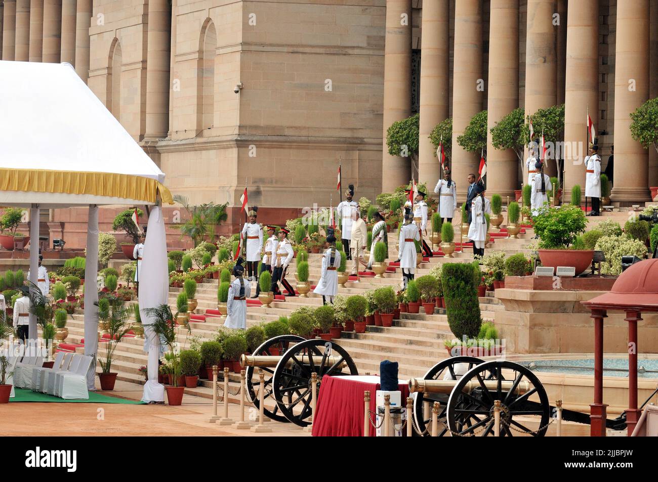 New Delhi, Nuova Delhi, India. 25th luglio 2022. Il presidente indiano recentemente eletto Draupadi Murmu insieme con il presidente uscente RAM Nath Kovid ha fatto un passo in giù sulla strada che prende giuramento dalla sua cerimonia di giuramento nella casa del Parlamento, ispeziona una guardia di onore Tr-Personel alla corte di rashtrapati bhavan dopo che è stata giurata a Nuova Delhi, India, Lunedi (immagine di accreditamento: © Ravi Batra/ZUMA Press Wire) Foto Stock