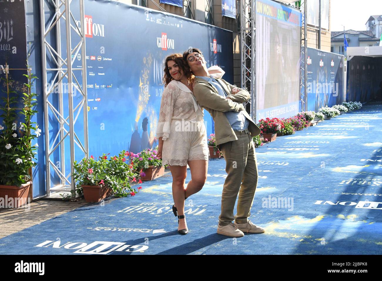 Giffoni Vallepiana, . 22nd luglio 2022. Giffoni Vallepiana Giffoni Film Festival Photocall i Soldi Spicci, nella foto: Sofia Scalia Luigi Calagna (i Soldi Spicci) Credit: Independent Photo Agency/Alamy Live News Foto Stock