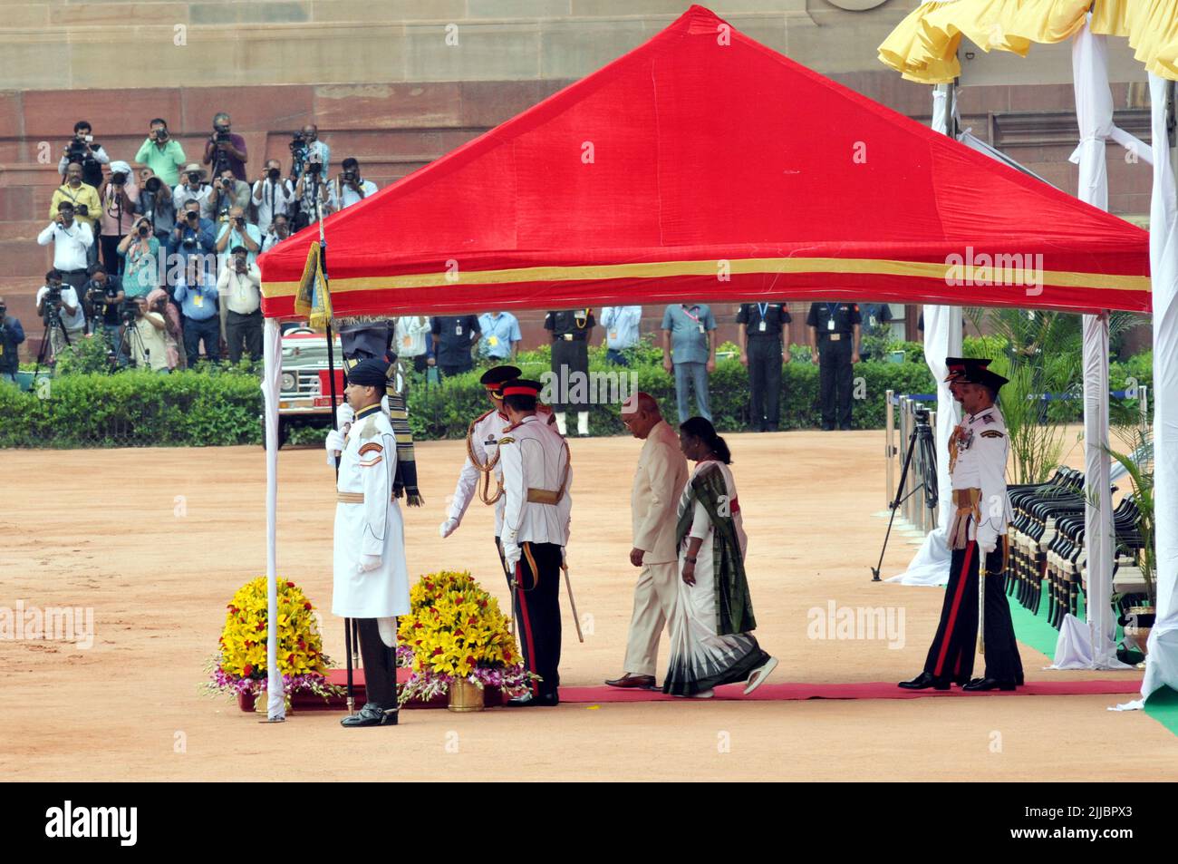 New Delhi, Nuova Delhi, India. 25th luglio 2022. Il presidente indiano recentemente eletto Draupadi Murmu insieme al presidente uscente RAM Nath Kovid Walk per la cerimonia di giuramento in Parlamento, ispeziona una guardia d'onore Tr-Personel alla corte di rashtrapati bhavan dopo essere stata giurata a Nuova Delhi, India, Lunedi (Credit Image: © Ravi Batra/ZUMA Press Wire) Foto Stock