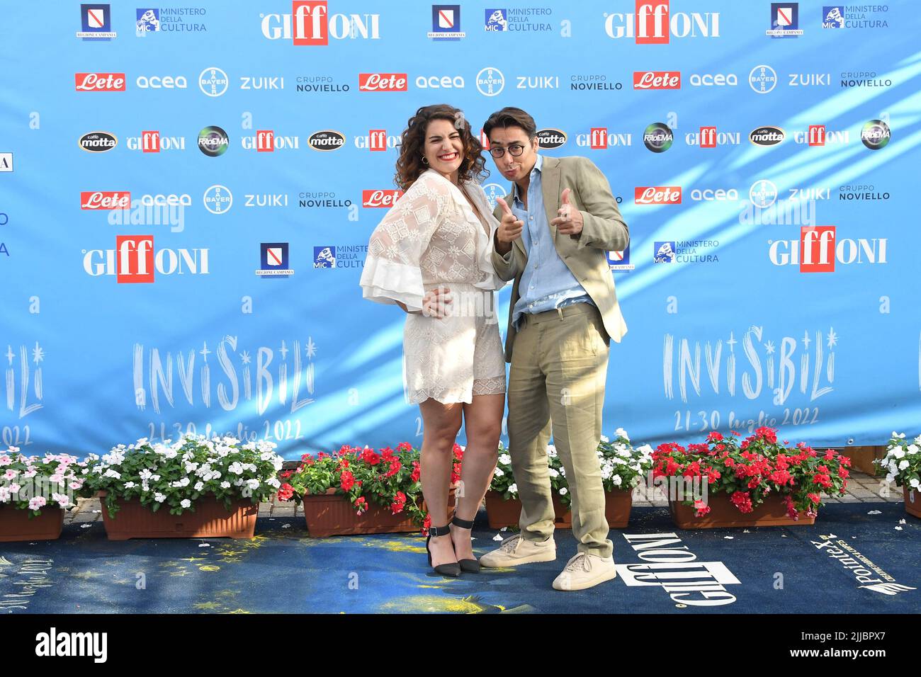 Giffoni Vallepiana, . 22nd luglio 2022. Giffoni Vallepiana Giffoni Film Festival Photocall i Soldi Spicci, nella foto: Sofia Scalia Luigi Calagna (i Soldi Spicci) Credit: Independent Photo Agency/Alamy Live News Foto Stock