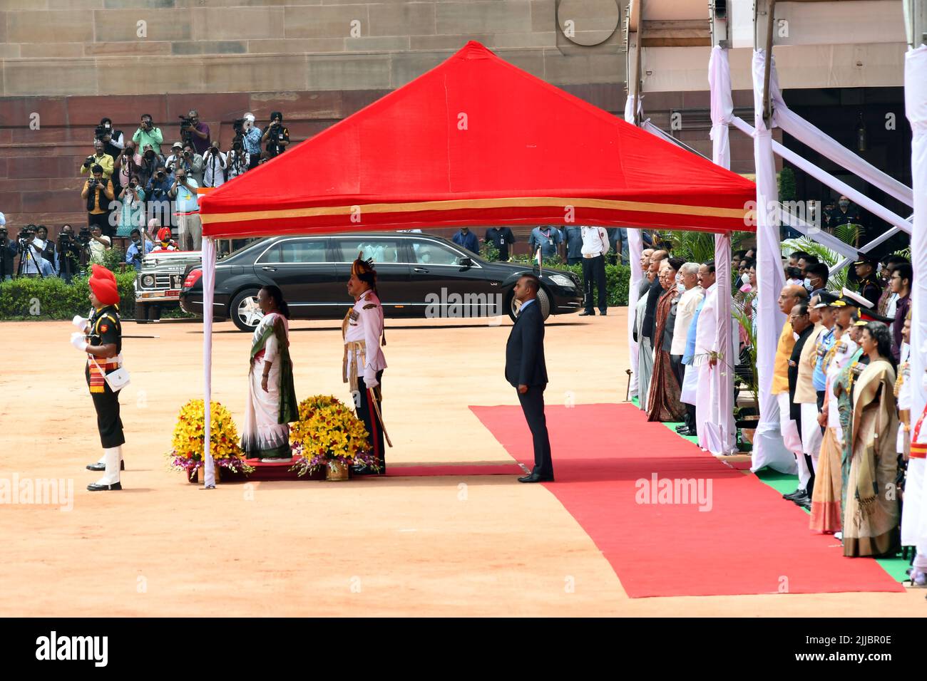 New Delhi, Nuova Delhi, India. 25th luglio 2022. Il neo eletto presidente indiano Draupadi Murmu, ispeziona una guardia d'onore Tr-Personel alla corte di rashtrapati bhavan dopo essere stata giurata a Nuova Delhi, India, Lunedi (Credit Image: © Ravi Batra/ZUMA Press Wire) Foto Stock