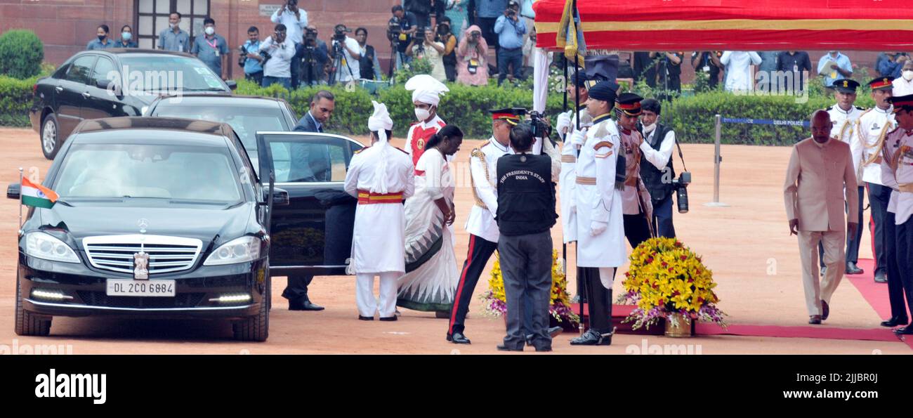 New Delhi, Nuova Delhi, India. 25th luglio 2022. Il presidente indiano recentemente eletto Draupadi Murmu a piedi dopo la cerimonia di giuramento insieme con il presidente uscente RAM Nath Kovid (destra ), ispeziona una guardia d'onore Tr-Personel alla corte di rashtrapati bhavan dopo che è stata giurata a Nuova Delhi, India, Lunedi (immagine di credito: © Ravi Batra/ZUMA Press Wire) Foto Stock