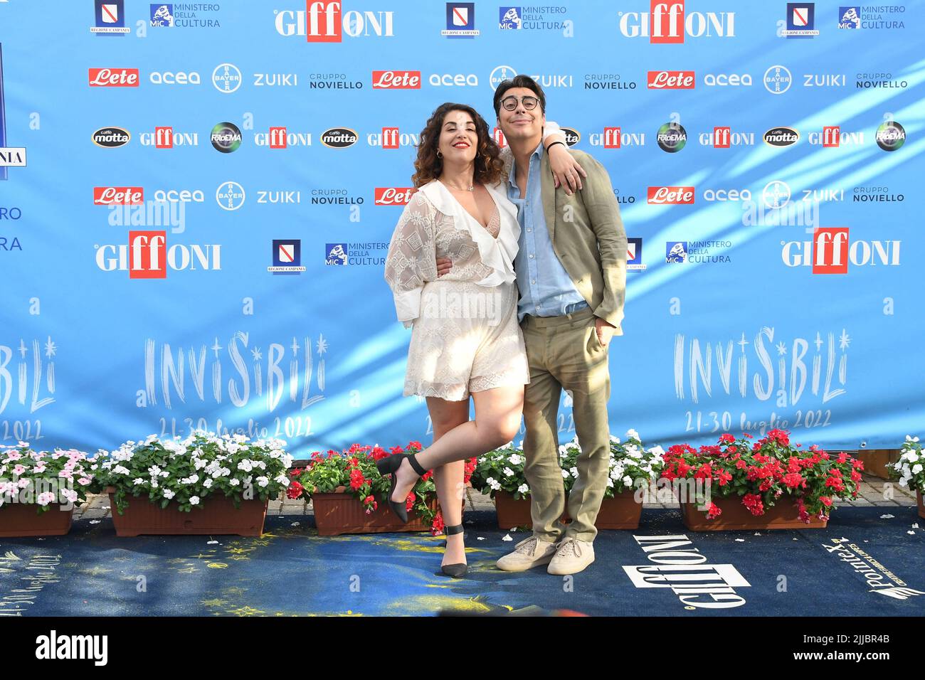 Giffoni Vallepiana, . 22nd luglio 2022. Giffoni Vallepiana Giffoni Film Festival Photocall i Soldi Spicci, nella foto: Sofia Scalia Luigi Calagna (i Soldi Spicci) Credit: Independent Photo Agency/Alamy Live News Foto Stock