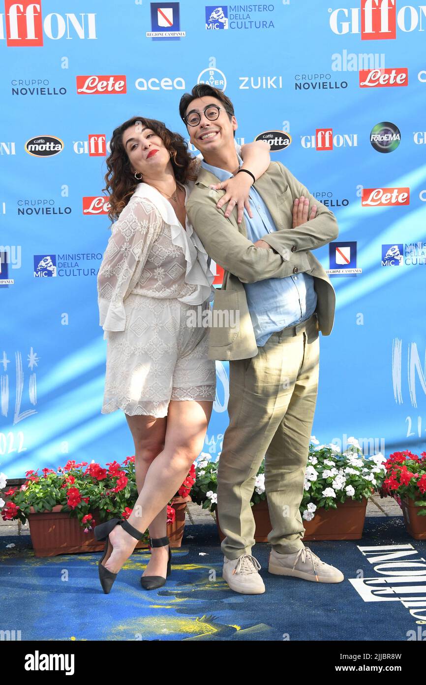 Giffoni Vallepiana, . 22nd luglio 2022. Giffoni Vallepiana Giffoni Film Festival Photocall i Soldi Spicci, nella foto: Sofia Scalia Luigi Calagna (i Soldi Spicci) Credit: Independent Photo Agency/Alamy Live News Foto Stock
