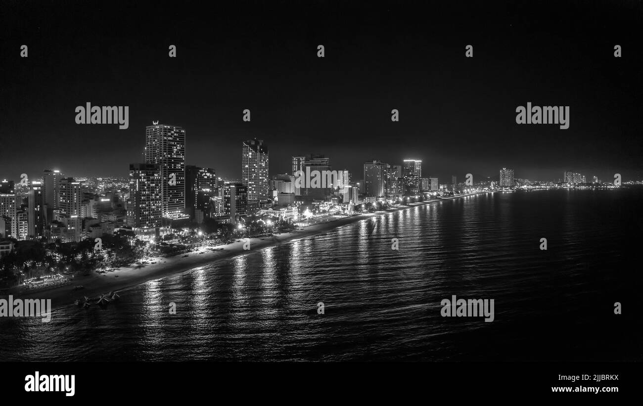 La città costiera di Nha Trang visto dall'alto di notte. Questa è una città famosa per il turismo culturale nel Vietnam centrale Foto Stock