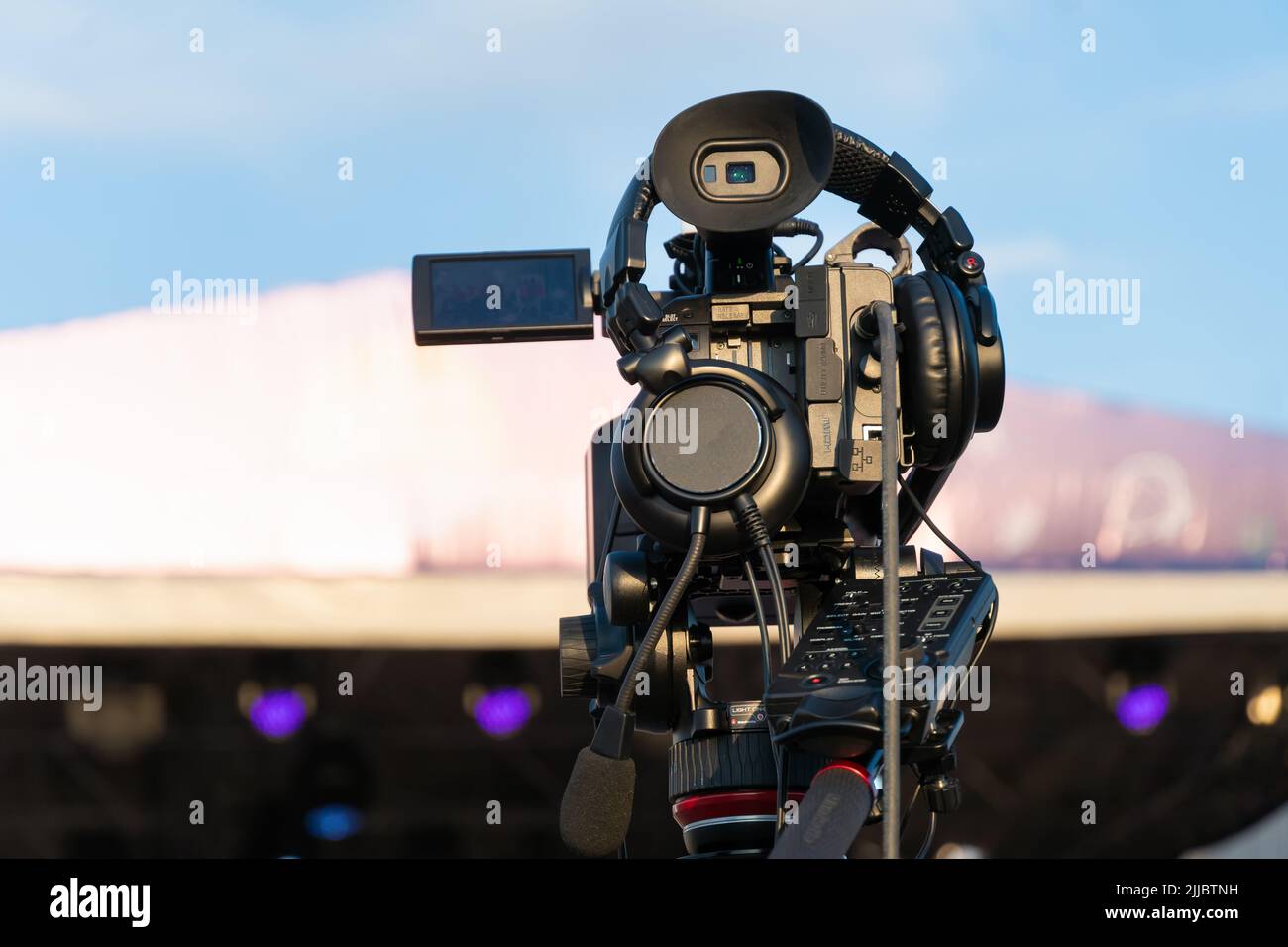 La videocamera digitale professionale consente di registrare video all'aperto, in una giornata di sole, nella visione posteriore Foto Stock