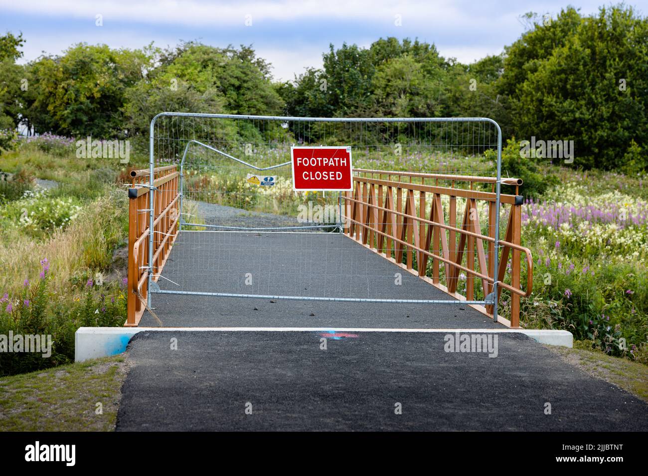Barriere stradali e di costruzione che bloccano il ciclo e il sentiero di Cardross, ancora in fase di sviluppo, con ponte completo ma chiuso ai pedoni Foto Stock