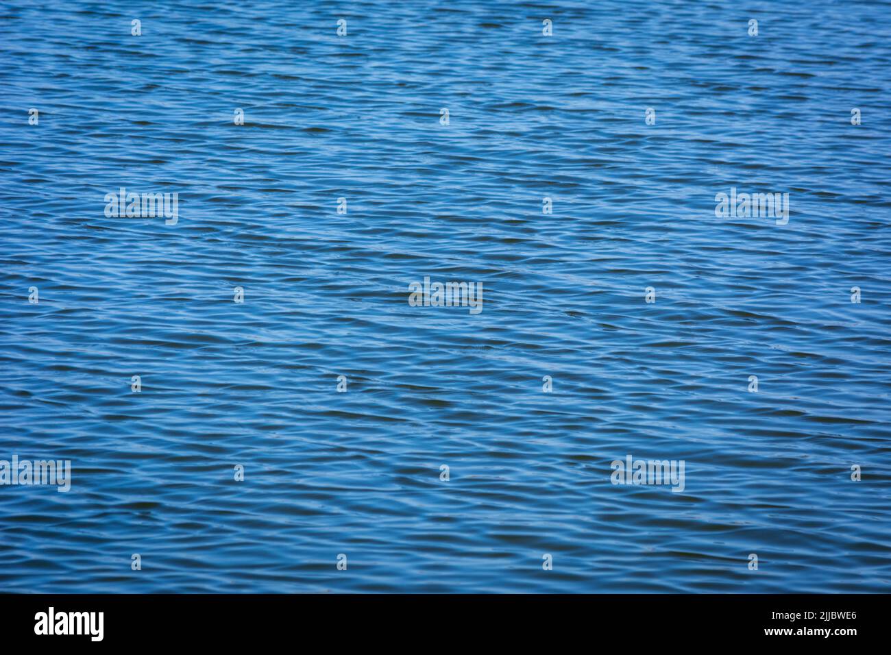 Toni blu le onde d'acqua si affiorano come sfondo Foto Stock