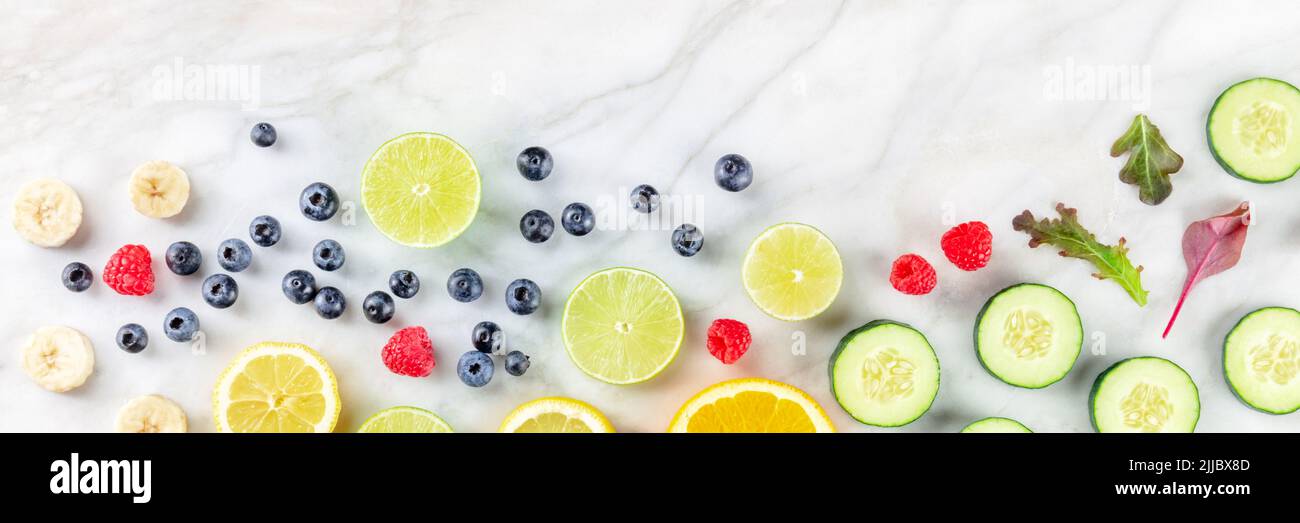 Banner con menu di cibi freschi estivi con spazio per fotocopie. Frutta e verdura, sparate dall'alto su sfondo di marmo bianco, una posa piatta Foto Stock