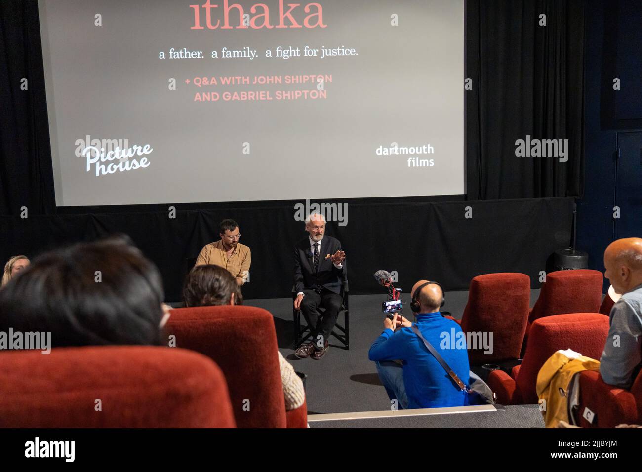 Film di Ithaka con Q&A in mostra a Exeter con John Shipton e Gabriel Shipton Inghilterra UK Foto Stock