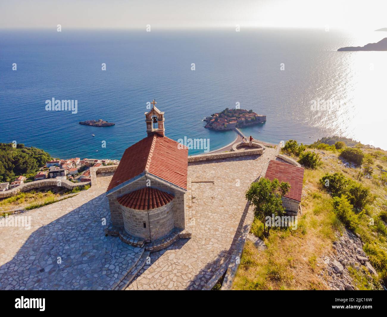 La Chiesa di San Sava in Montenegro, vicino all'isola di Sveti Stefan vicino a Budwa. Vista drone. Ubicazione: chiesa di San Sava, Montenegro, Balcani, Adriatico Foto Stock