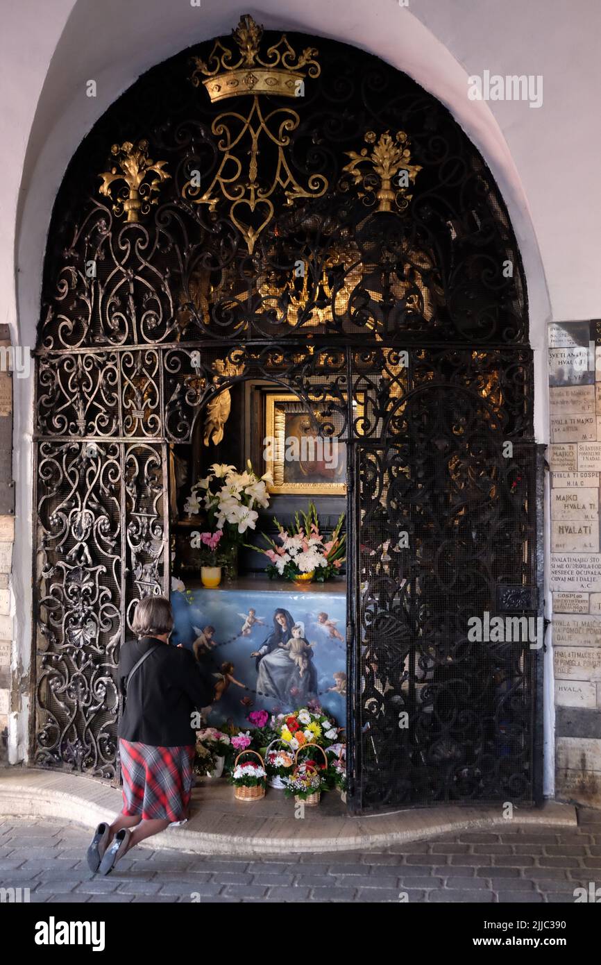 Monumenti famosi, porta di pietra, altare nella cappella di Madre di Dio dalla porta di pietra, Zagabria, donna in preghiera, Croazia Foto Stock