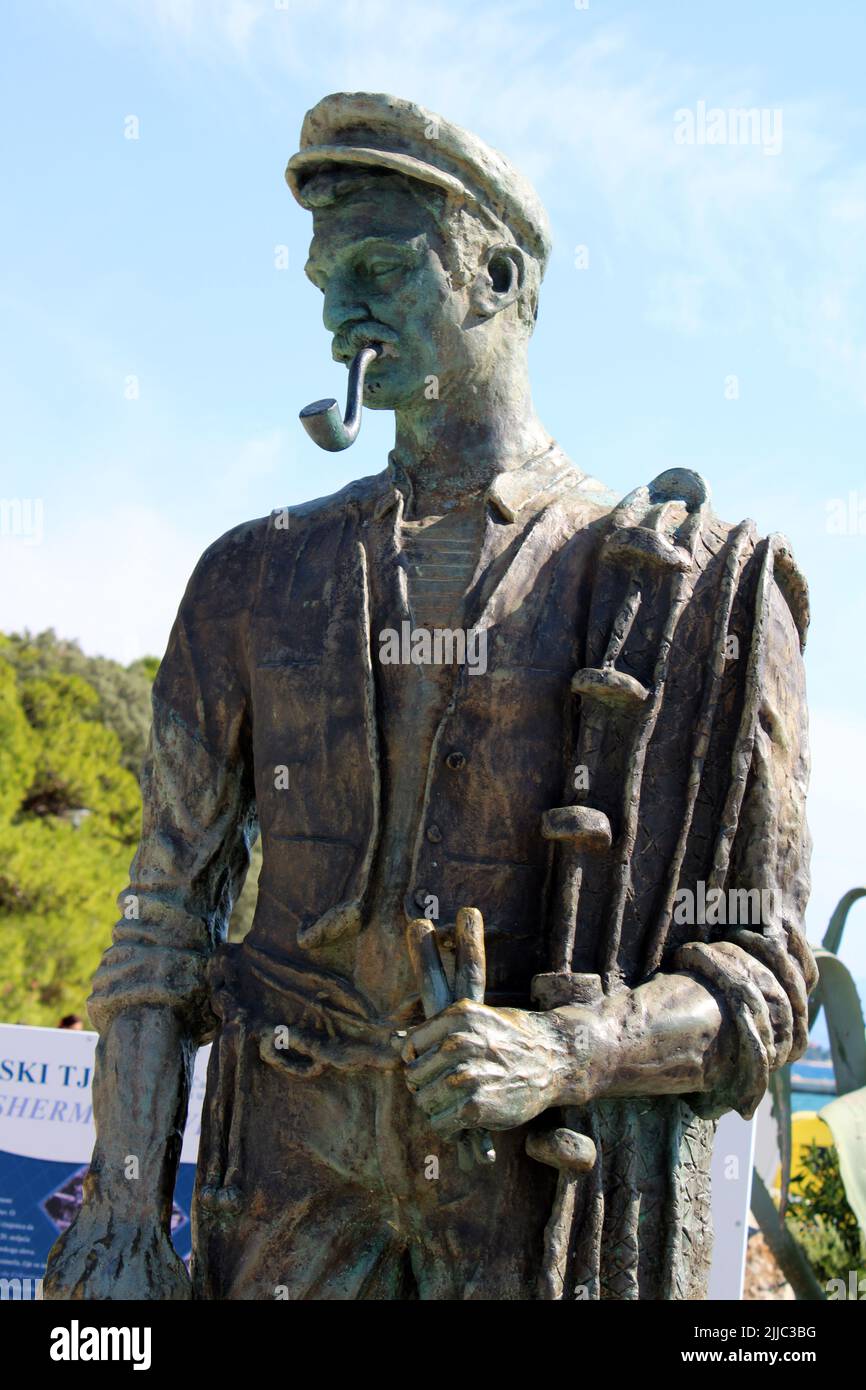 Luoghi di interesse famosi, Crikvenica, Old Fisherman, la scultura sulla riva, Croazia Foto Stock