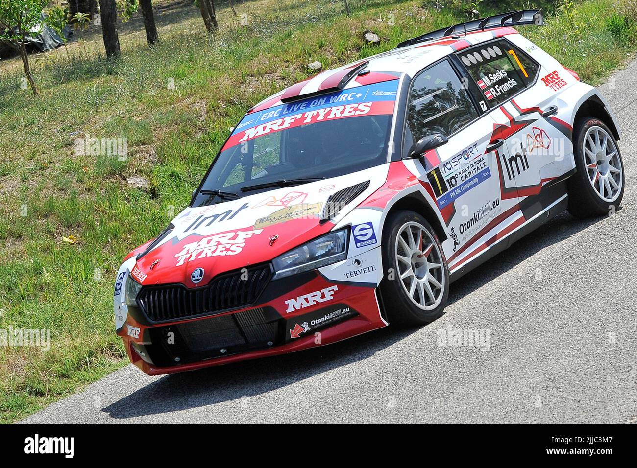 Il driver Martins Sesks e il suo co-pilota Renars Francis a bordo della loro Skoda Fabia Rally 2 Evo, durante la tappa Santopadre - Fontana Liri Foto Stock