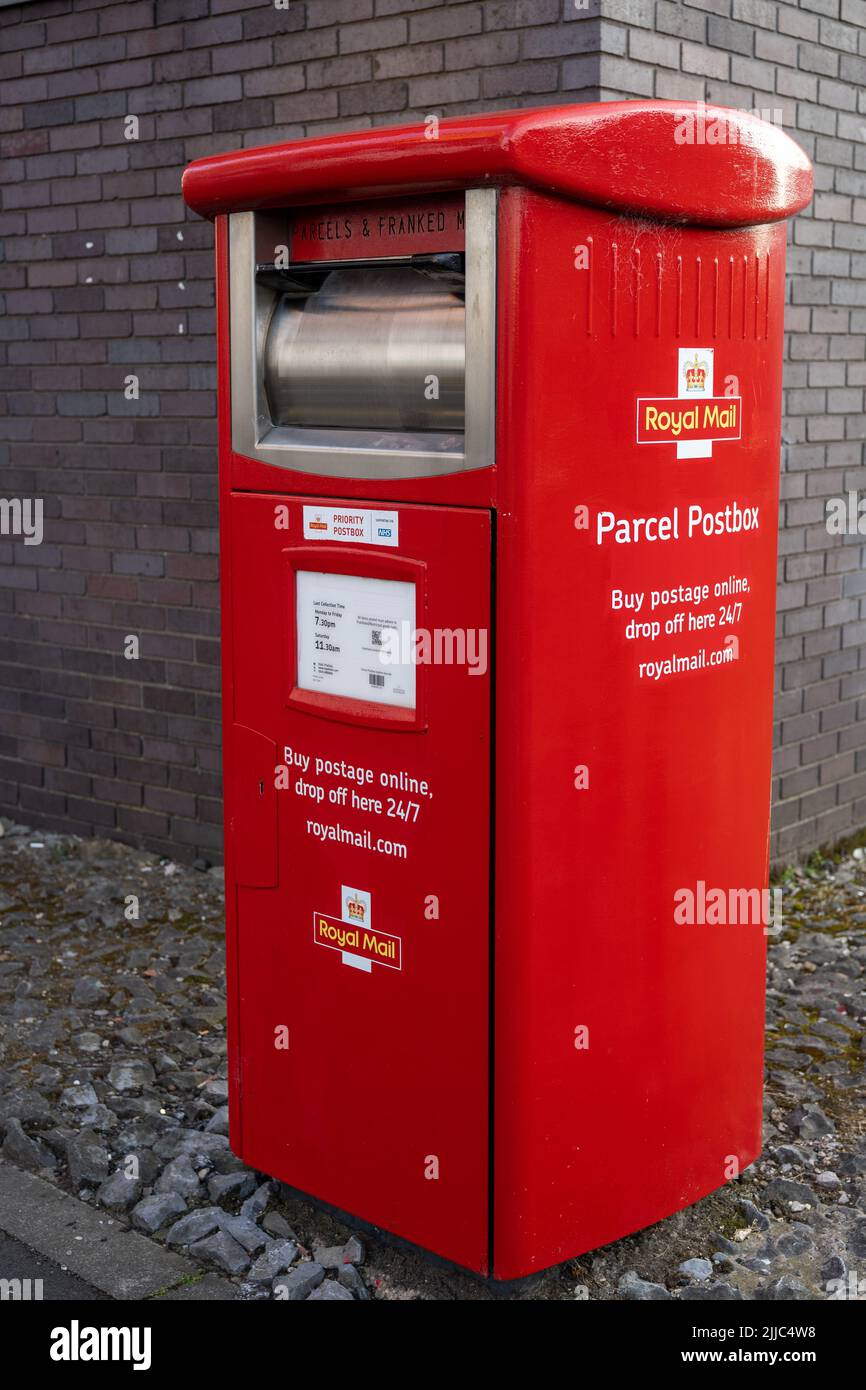 Royal Mail pacchi box su South Street, Newcastle upon Tyne, Regno Unito, quando la Communication Workers Union (CWU) vota per colpire la retribuzione. Foto Stock