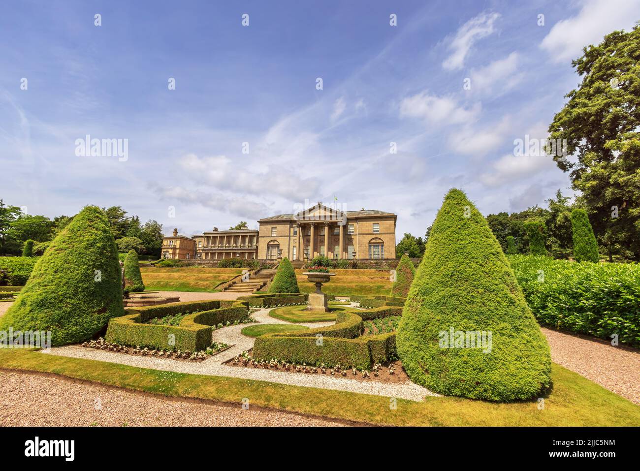 Parco e giardino parterre presso lo storico Tatton Park, casa signorile inglese a Cheshire, Regno Unito. Foto Stock