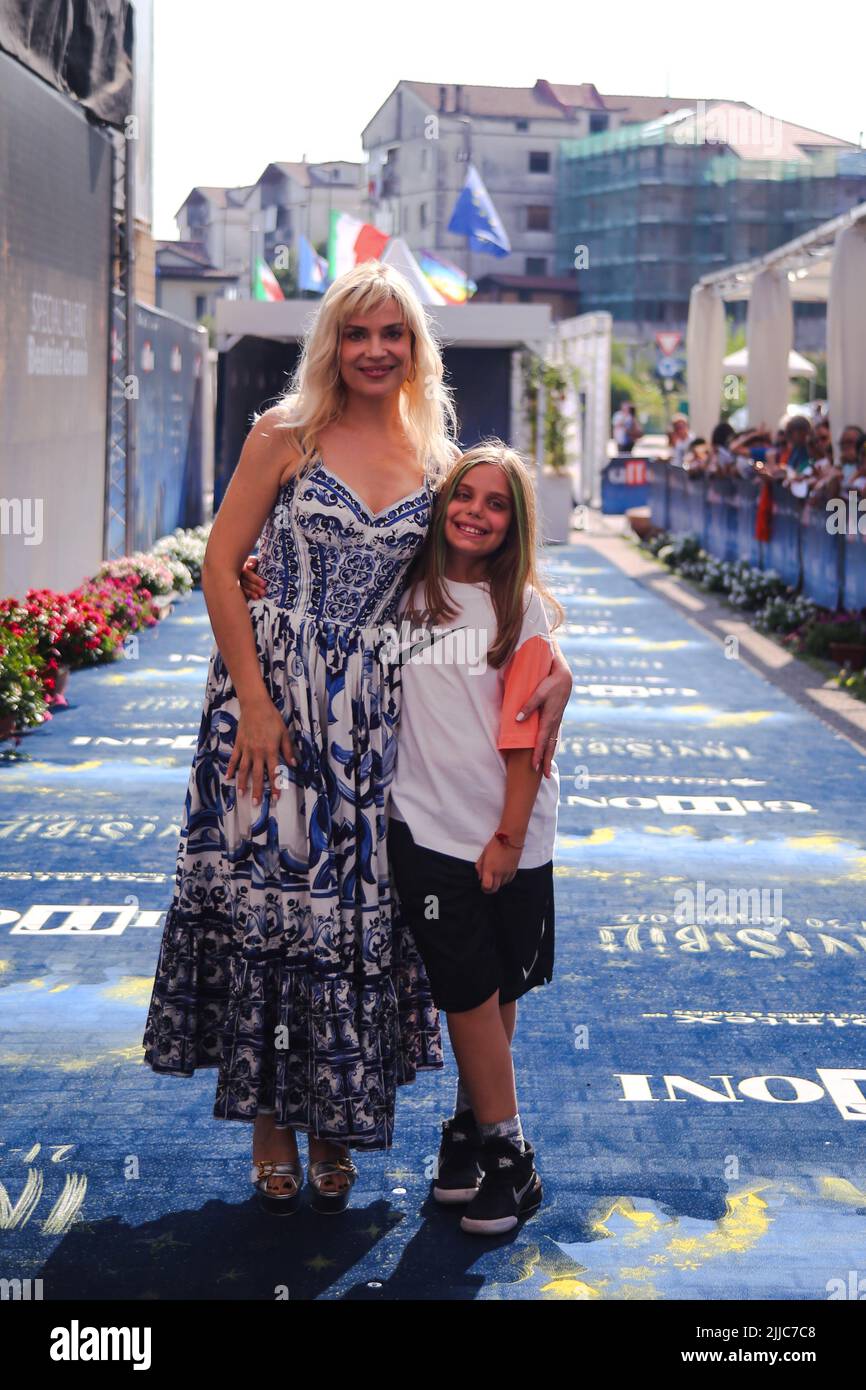 NESSUN CREDITO: Micaela Ramazzotti al Giffoni Film Festival, accompagnato dalla figlia Anna Virzì. Foto Stock