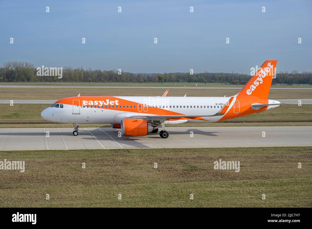 Monaco di Baviera, Germania - 22. Aprile 2022 : easyJet Airbus A320-251N con l'immatricolazione del velivolo G-UZLL sta tassando per il decollo sulla pista nord 08L Foto Stock