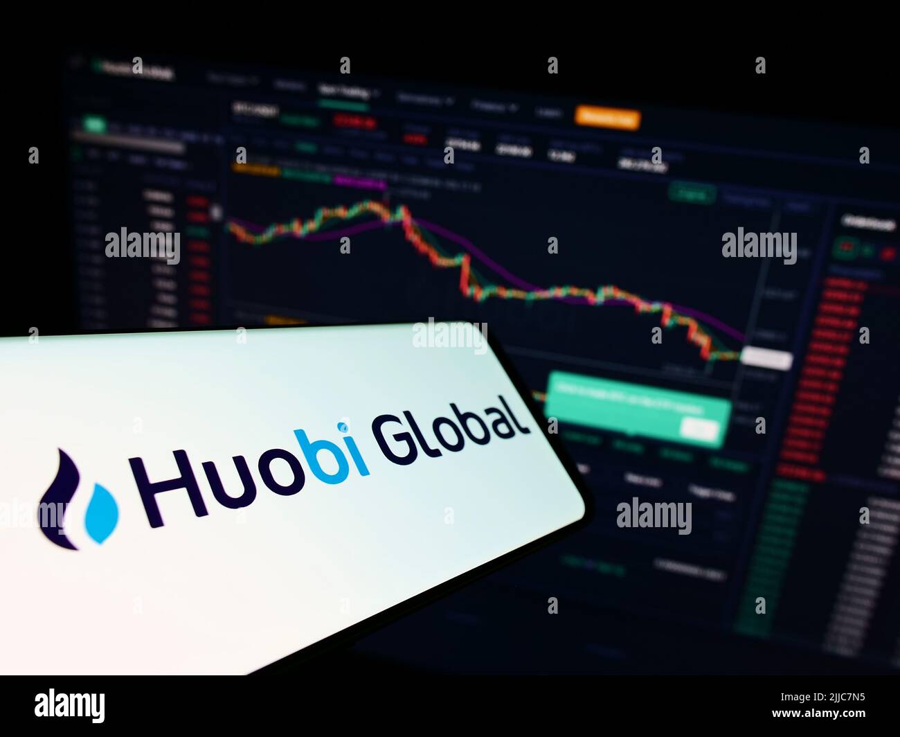 Smartphone con logo della società di scambio criptato Huobi Global sullo schermo di fronte al sito web aziendale. Concentrarsi sul centro del display del telefono. Foto Stock