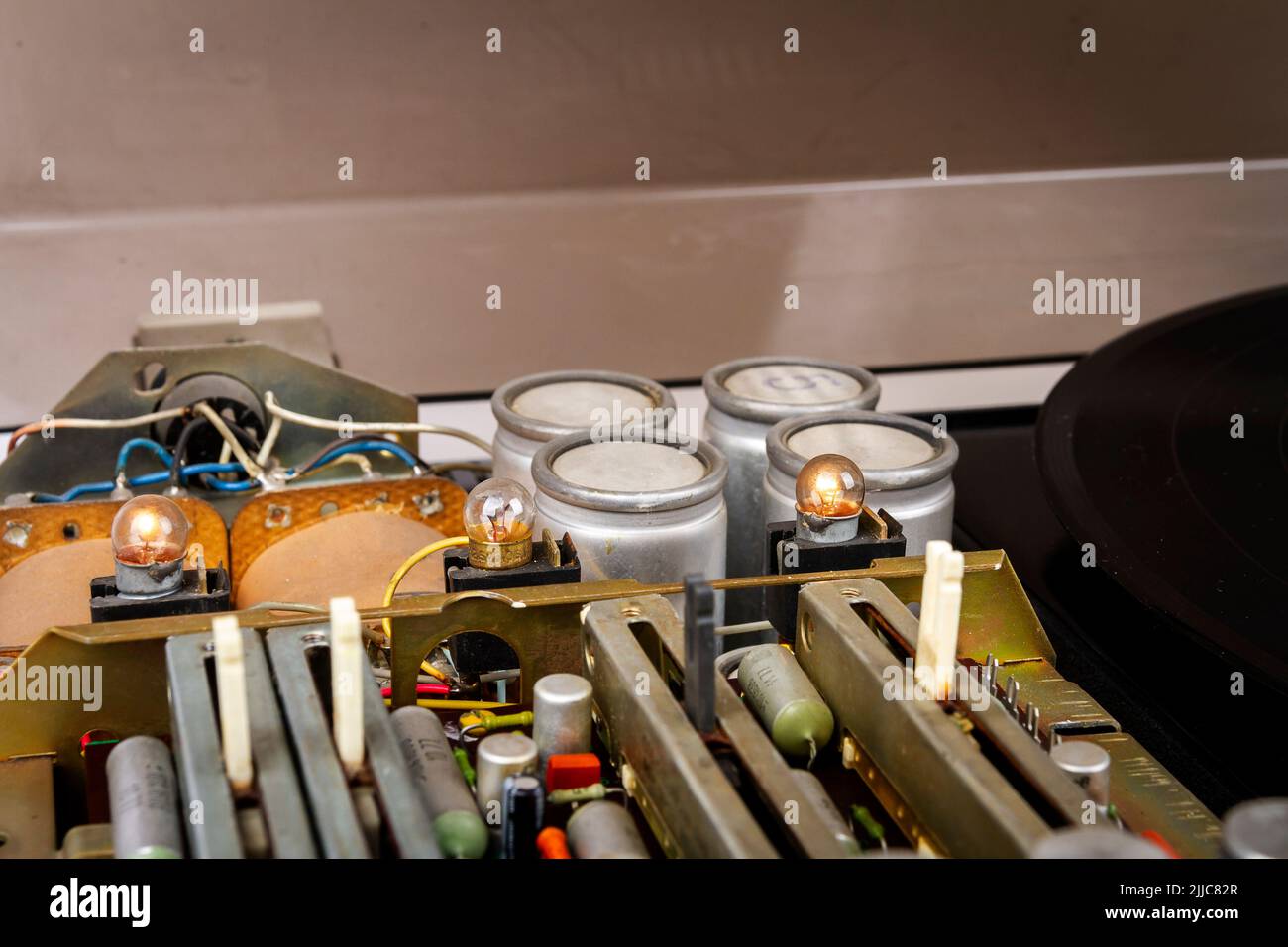 Vista interna del giradischi con amplificatore, condensatori, bobine e altri componenti Foto Stock