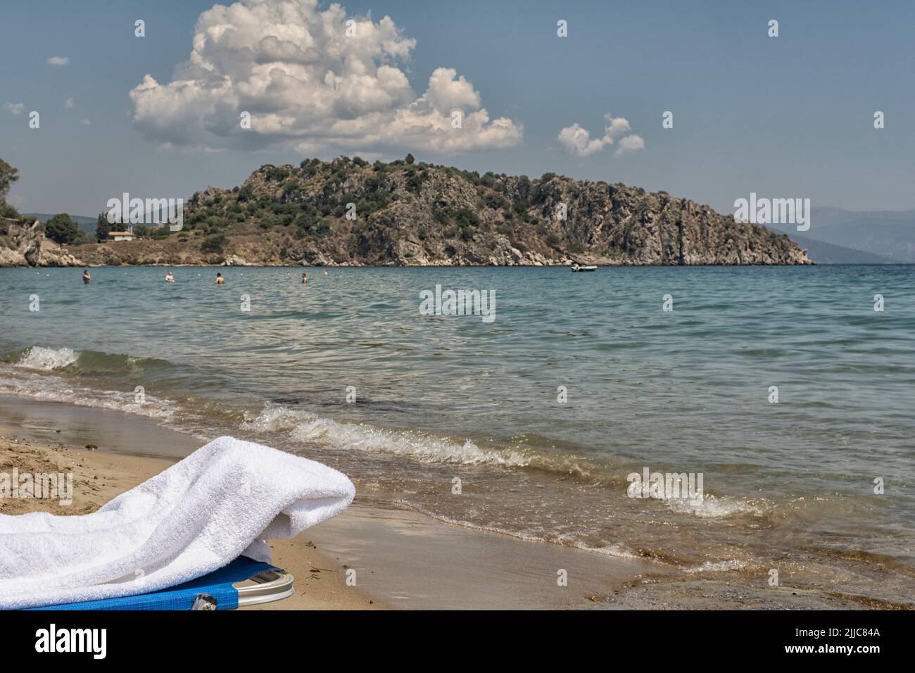 Spiaggia greca con lettini e Mar Mediterraneo Foto Stock